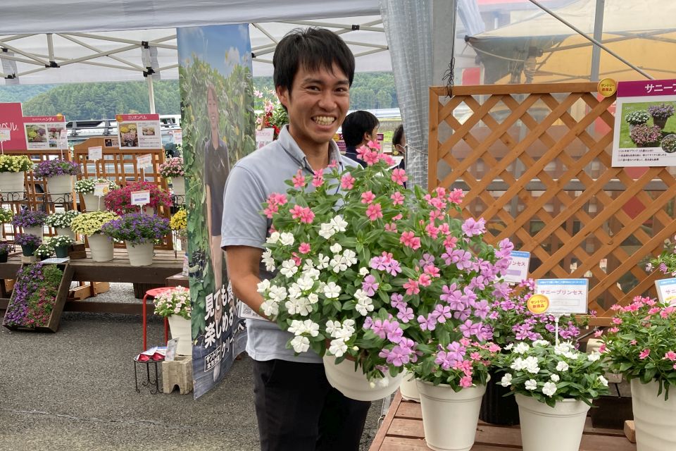 Breeder Koichi Tomomatsu of Suntory Flowers