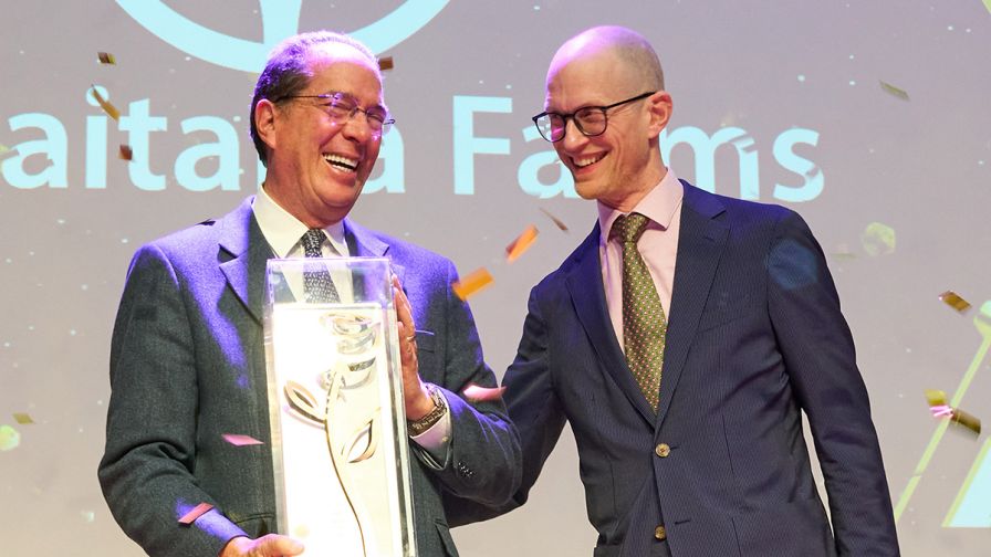 A La Gaitana Farms representative receiving the Gold Rose award from Daan de Vries of MPS at the AIPH IGOTY Awards Ceremony 2025.