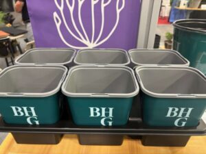 2-Quart Courtyard Pot and 6-Count Tray (Landmark Plastic) 2