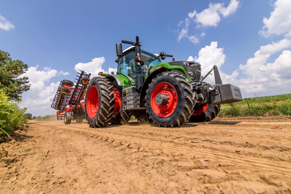 Fendt 600 Vario tractor in the field