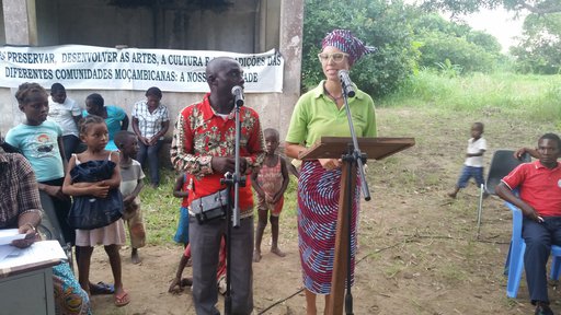 White American gives presentation to Mozambicans.