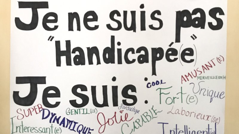 A sign that says in French, "I am not handicapped, I am awesome!"