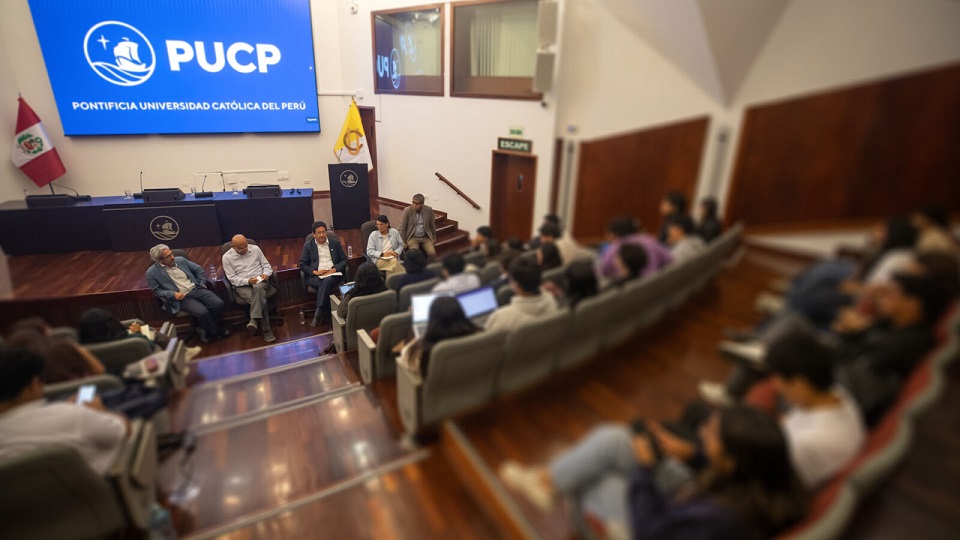 Estudiantes y autoridades cons