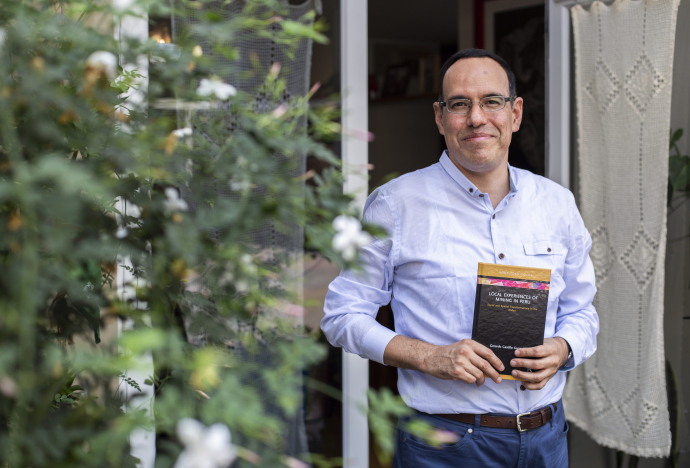 Prestigious British publishing house published PUCP’s researcher book