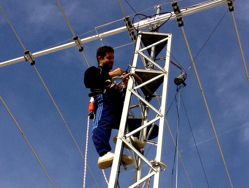 Javier (EA1HEO) in the mast replacing dipoles