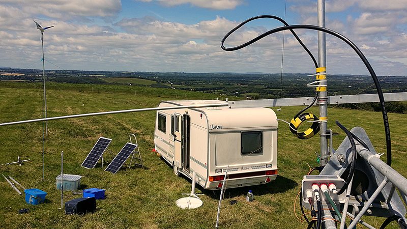 Installation of the 3 elements beam on top of the trailer mast.