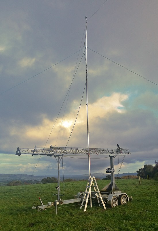 Inverted V dipole 40m band mast using trailer as support due to windy conditions