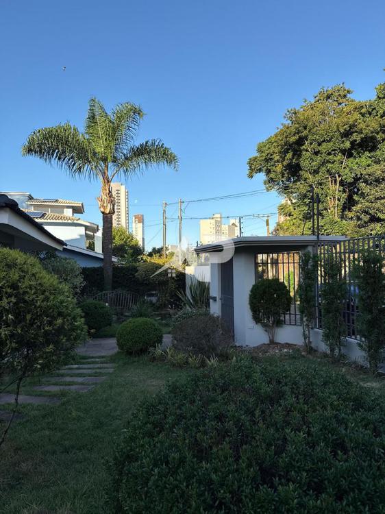 Jardim Frontal e Porta de Acesso ao Imóvel.