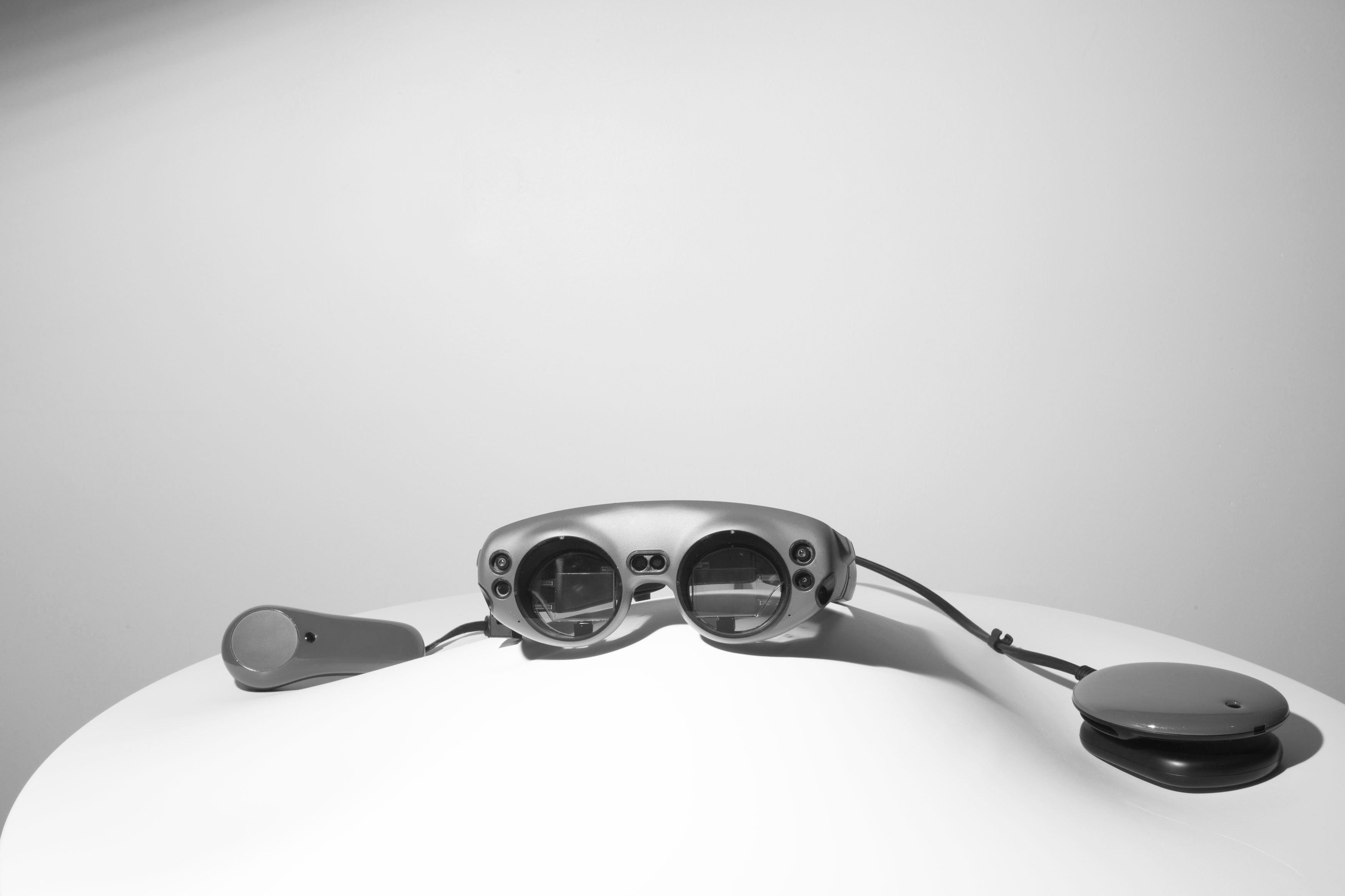 El auricular Magic Leap One se conecta a una pequeña computadora portátil y funciona con un controlador de mano.