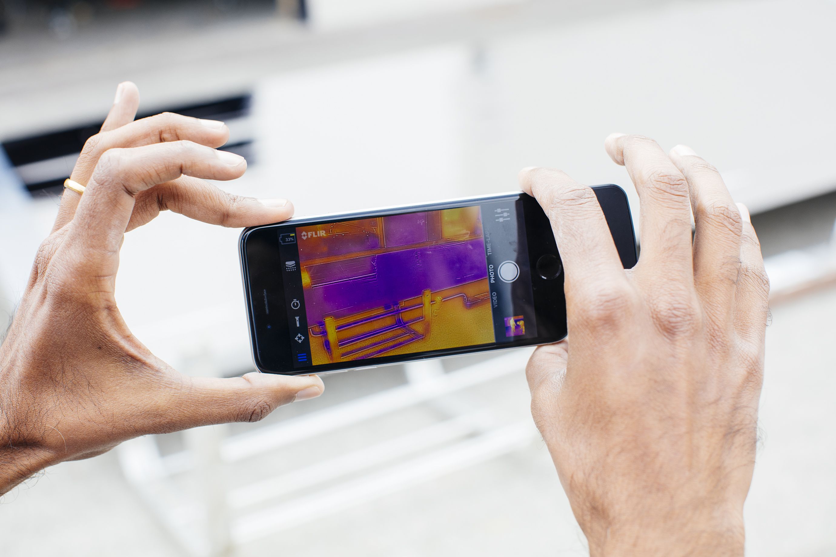 Una aplicación de imágenes térmicas de iPhone y un accesorio de cámara muestra la frialdad de los paneles y las tuberías (en morado) en relación con el asfalto (en naranja).