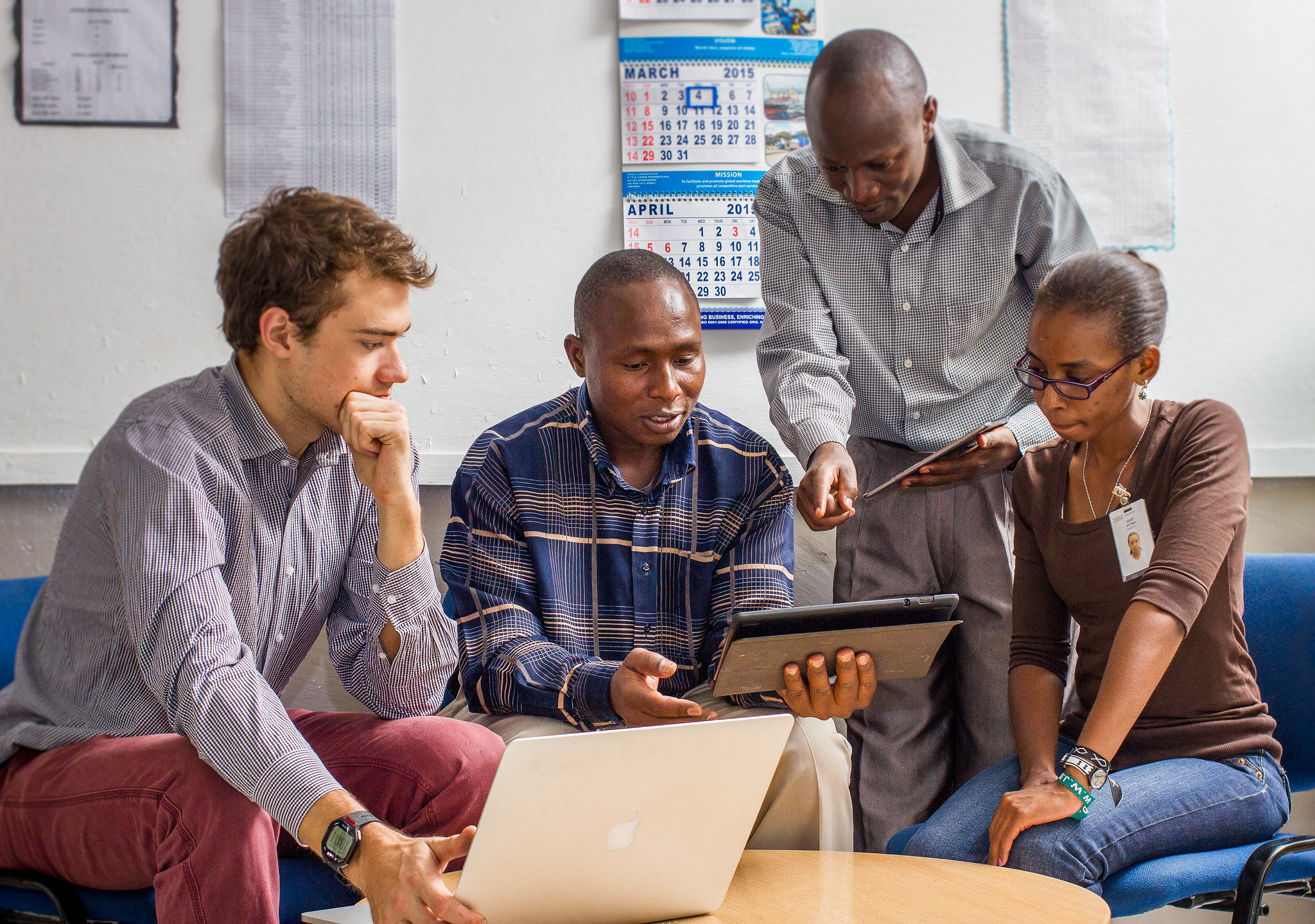 Los investigadores discuten un proyecto sobre educación personalizada en Nairobi.