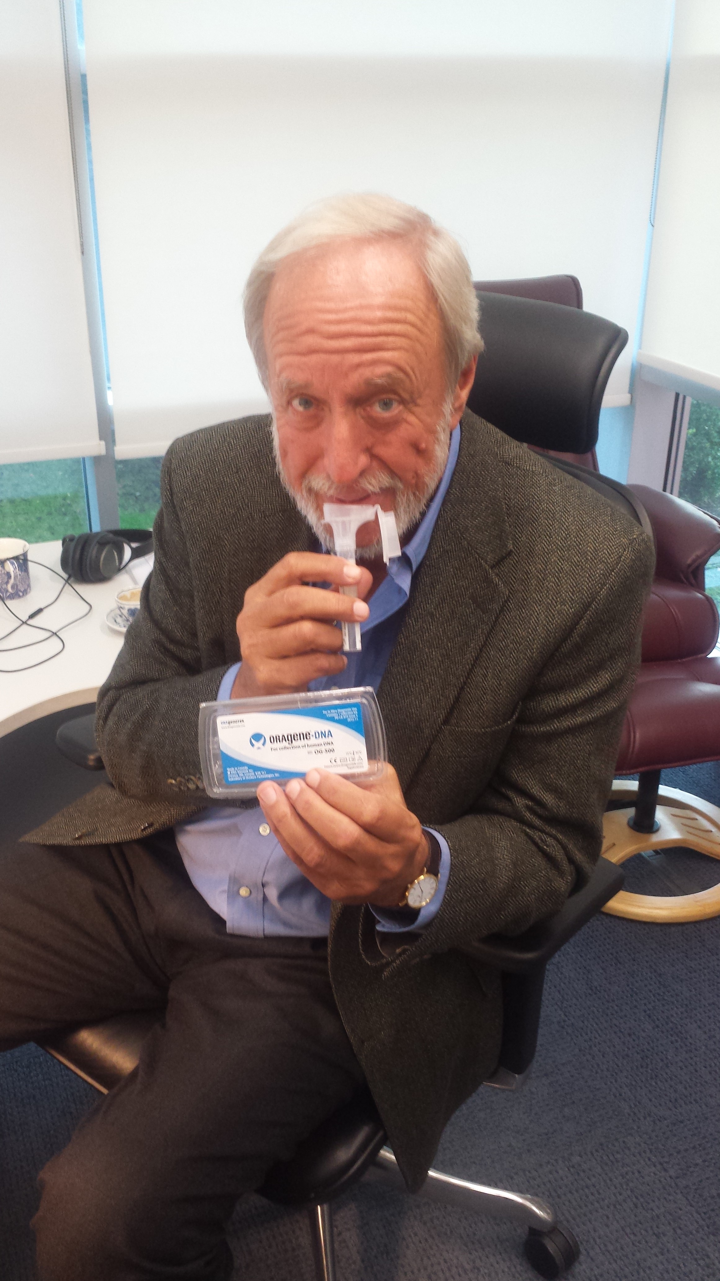 El psicólogo Robert Plomin escupe en un tubo de recolección de ADN. Él aprendió su riesgo genético por docenas de rasgos.