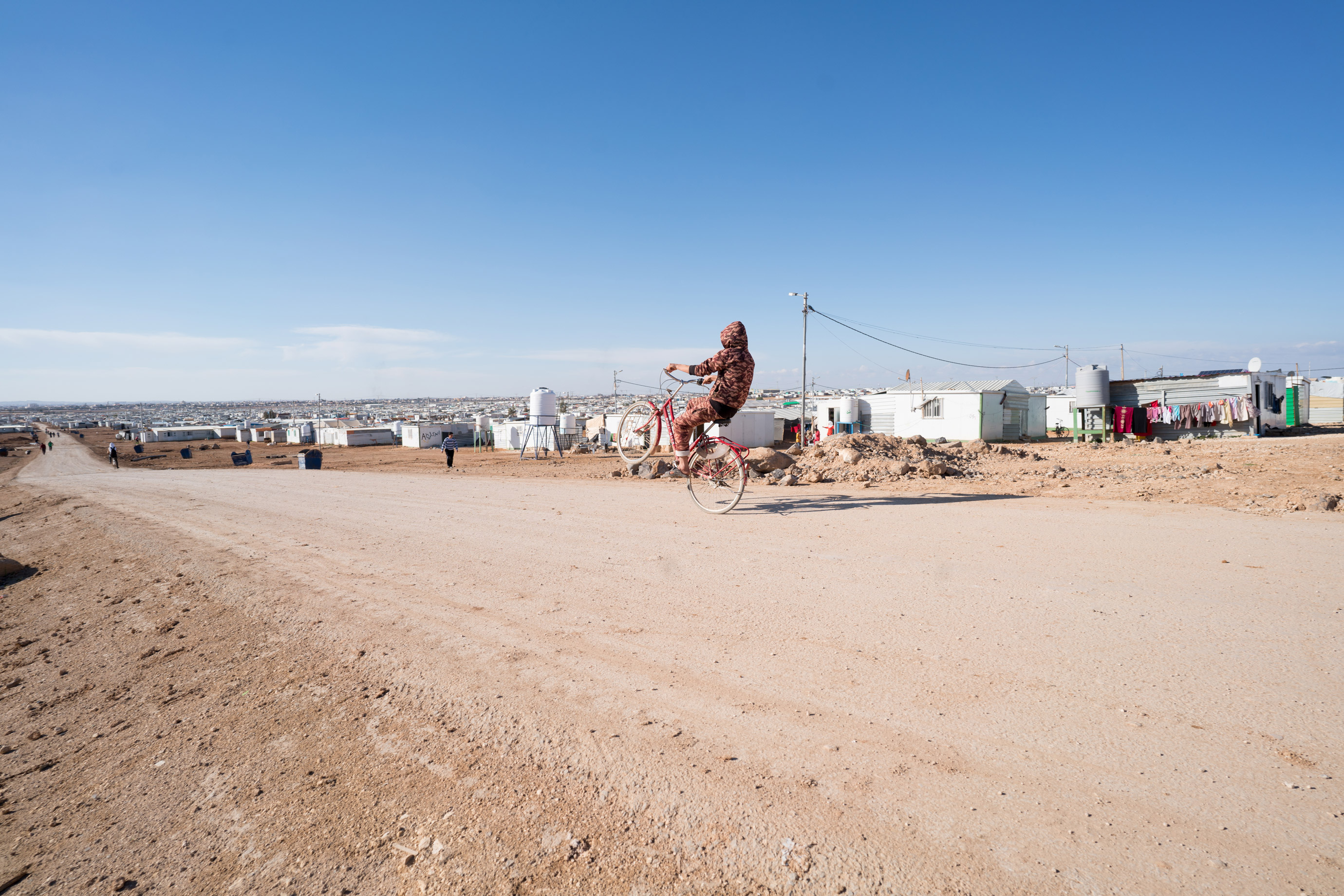 Zaatari es una ciudad bulliciosa que surgió como una marea de la humanidad que se estrelló en la frontera con Siria en 2012. Casi 75,000 sirios viven en el extenso campamento, incluidos muchos niños y adultos jóvenes.