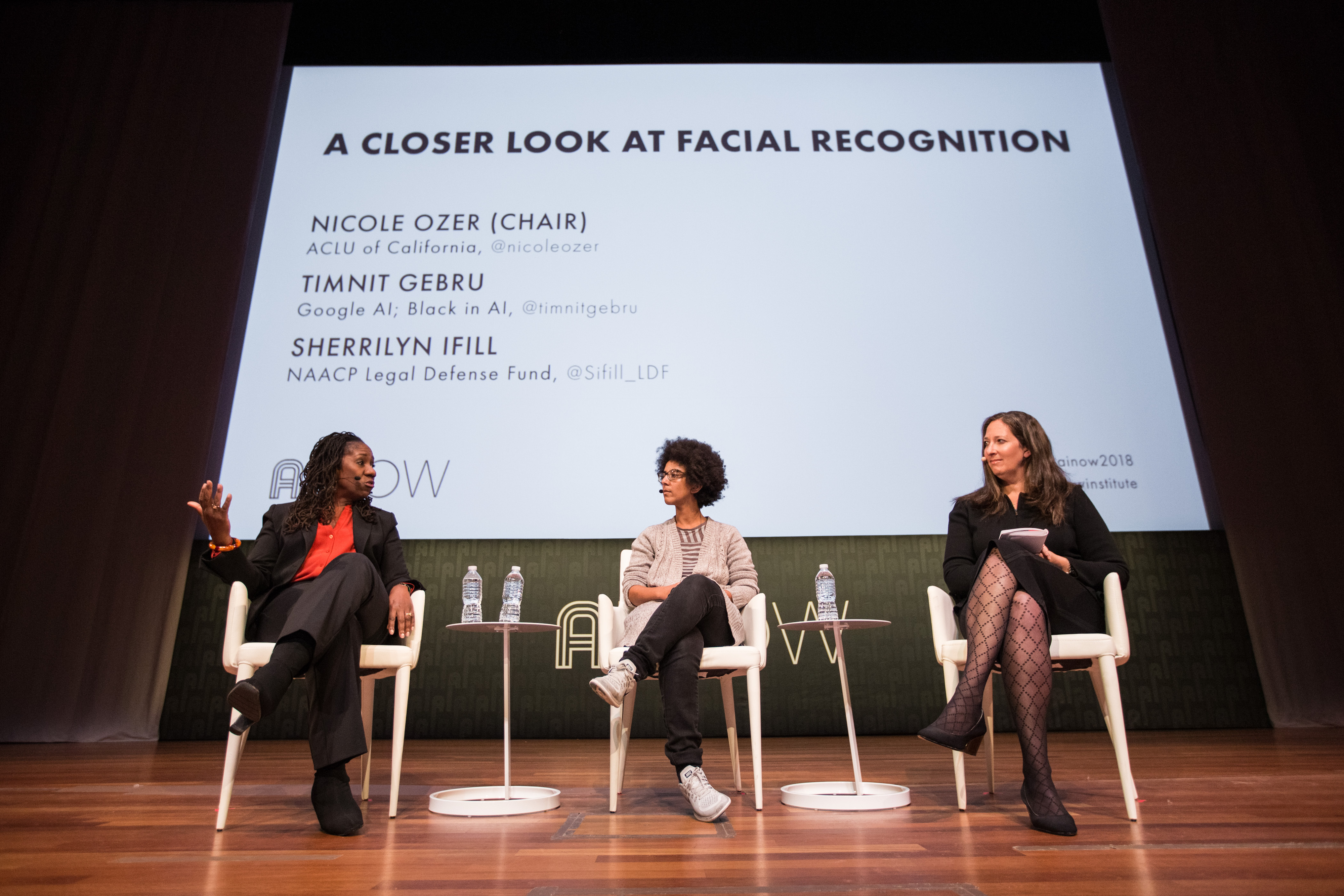 Sherrilyn Ifill (Fondo de Defensa Legal de NAACP), Timnit Gebru (Google) y Nicole Ozer (ACLU) en una conversación en el Simposio AI Now 2018.