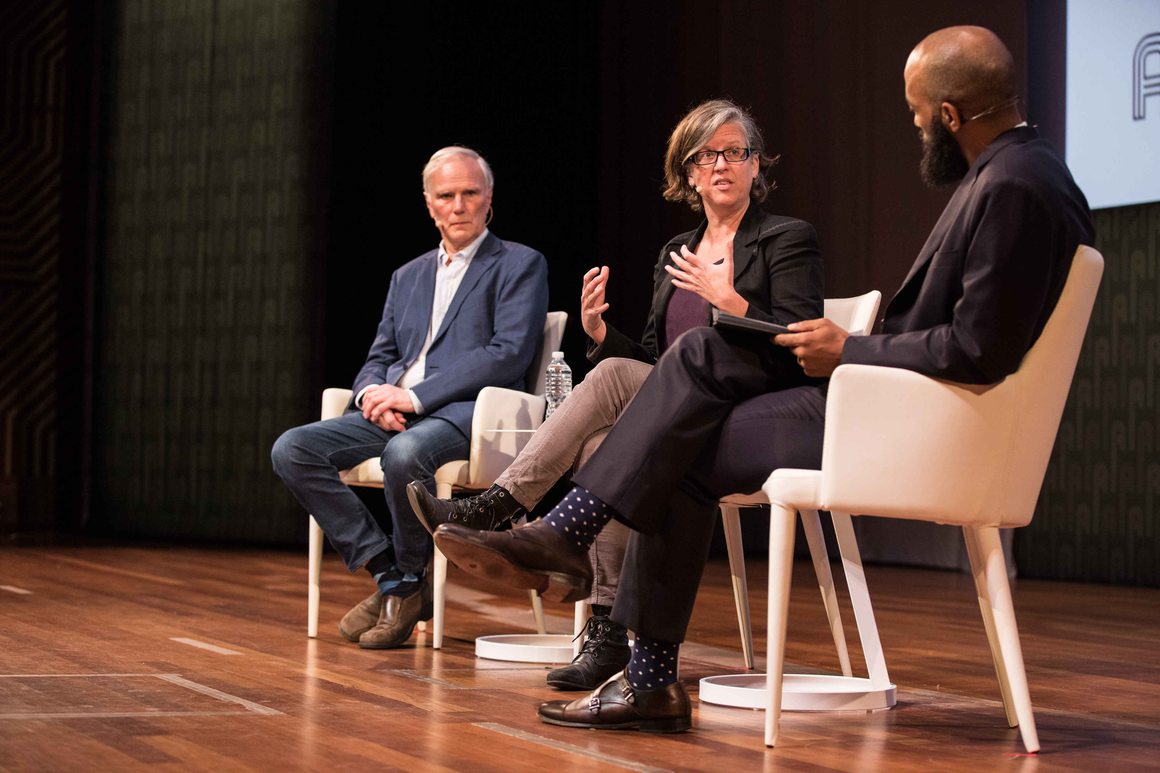 Philip Alston (Facultad de Derecho de la NYU), Virginia Eubanks (Universidad de Albany, SUNY), y Vincent Southerland (Centro sobre Raza, Desigualdad y Derecho de la NYU) en el escenario del simposio.