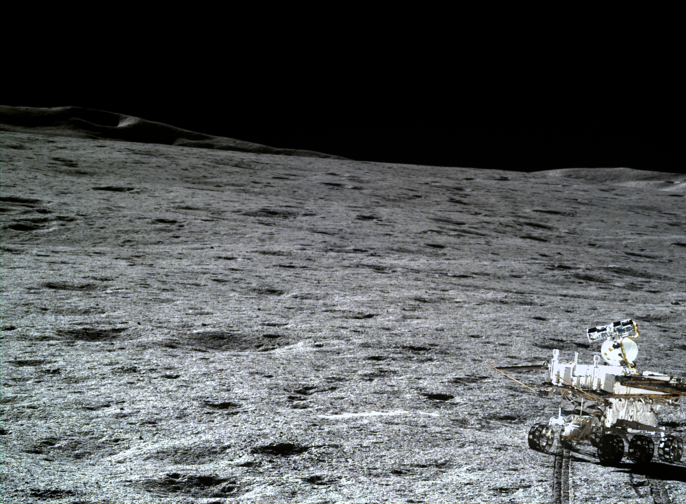 Una vista del paisaje lunar y el rover Yutu-2, tomada por el Chang