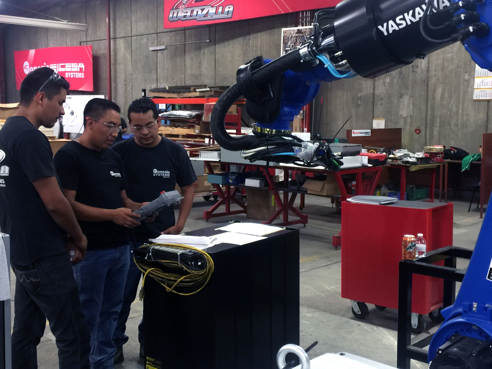 René Sánchez dirige un robot Yaskawa a través de ejercicios en Genesis-ICESA Systems
