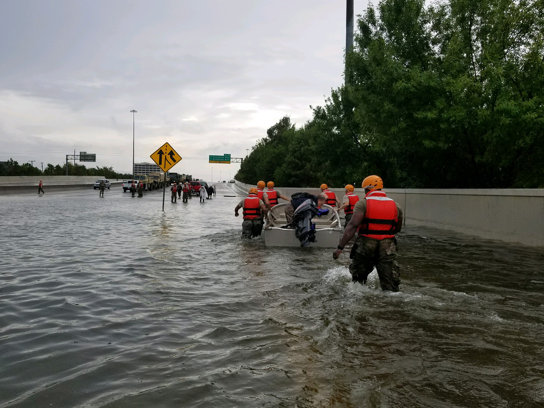 La Guardia Nacional de Texas se desplegó en áreas inundadas alrededor de Houston después del huracán Harvey.