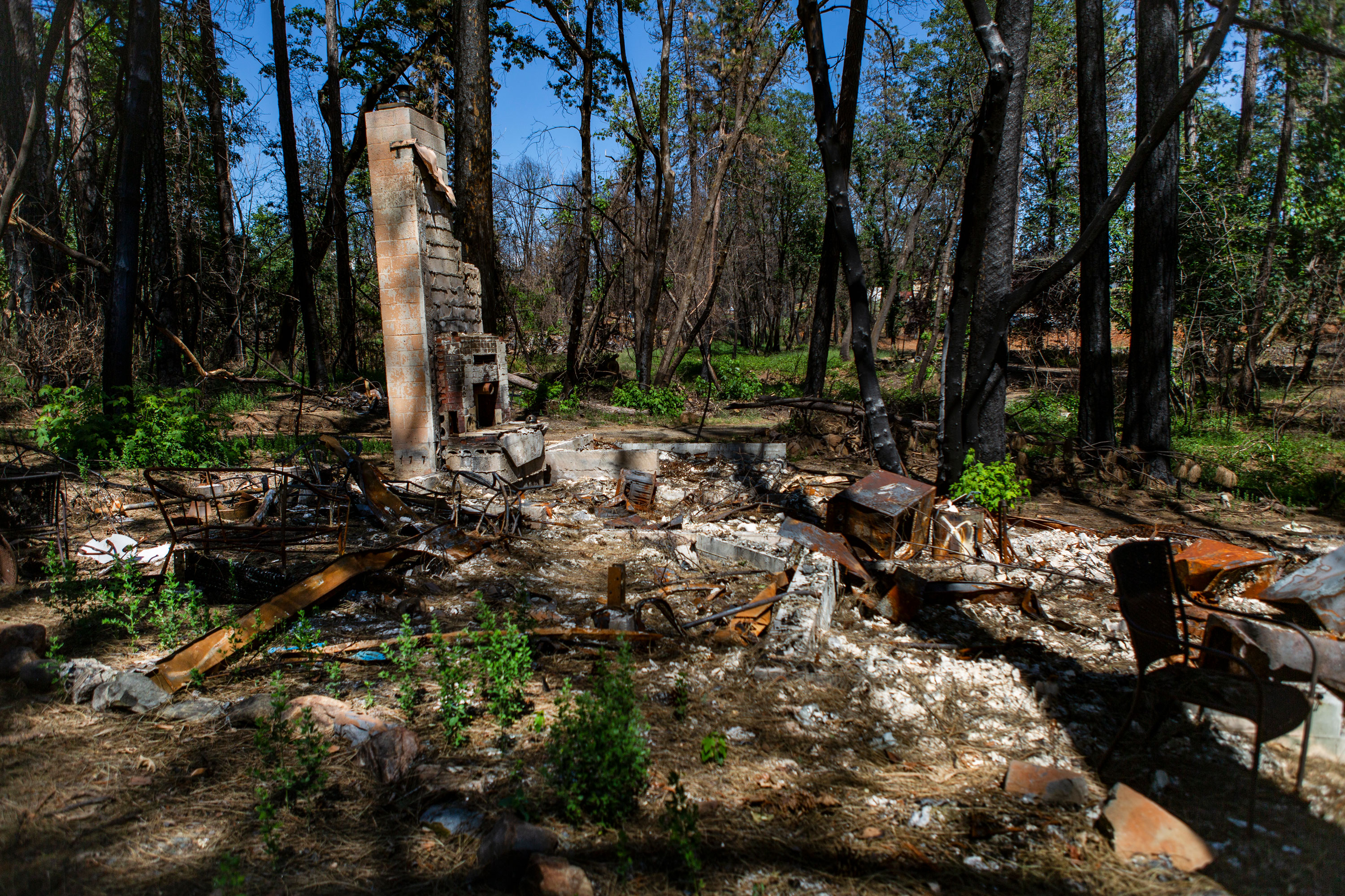 Las chimeneas fueron una de las pocas cosas que quedaron en pie en muchas propiedades en todo el Paraíso después del Camp Fire.