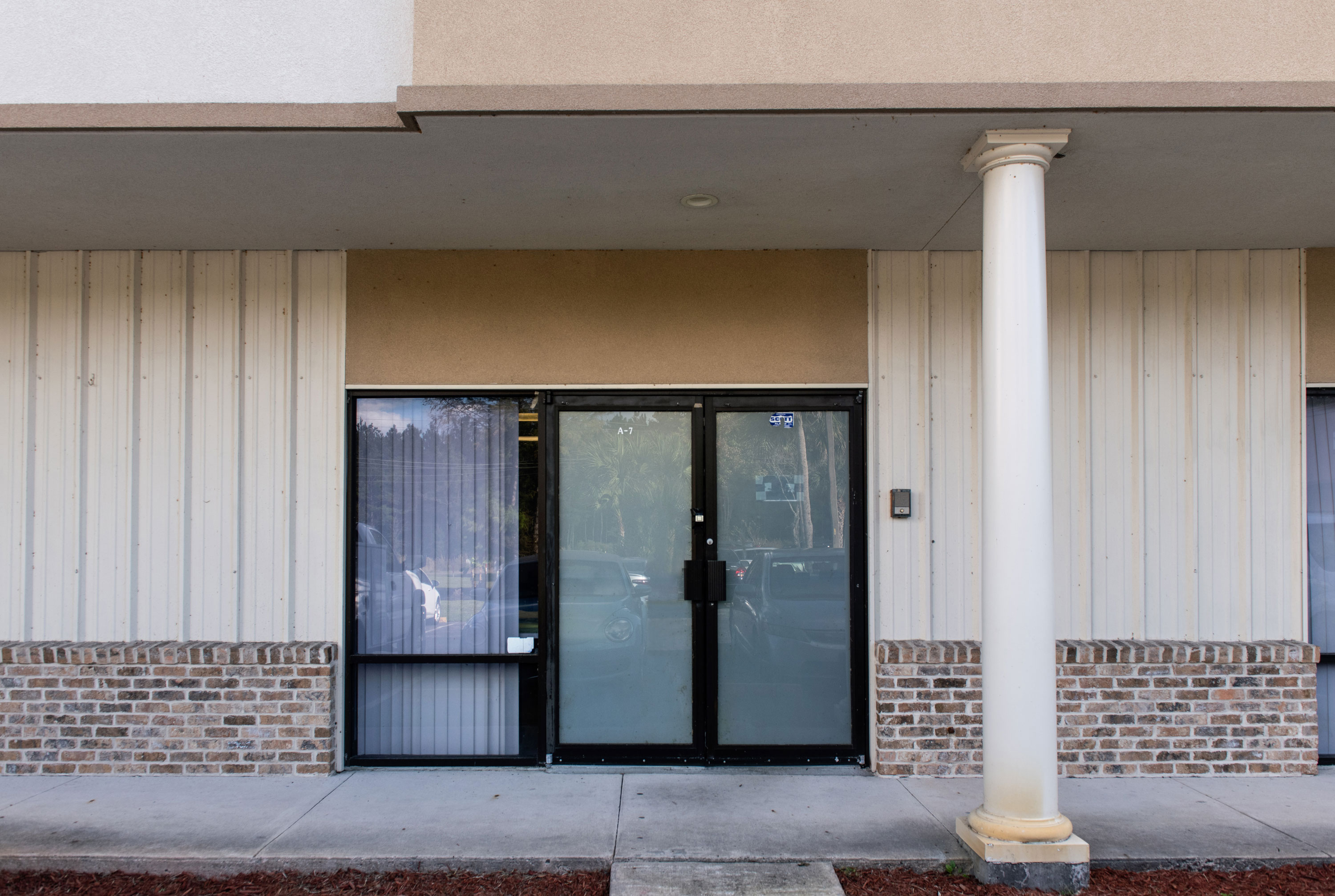 Las ventanas y puertas están cubiertas para excluir la luz natural, manteniendo la fotografía de fragmentos consistente | El centro comercial en Gainesville, Florida, alberga el esfuerzo de caracterización de DebriSat