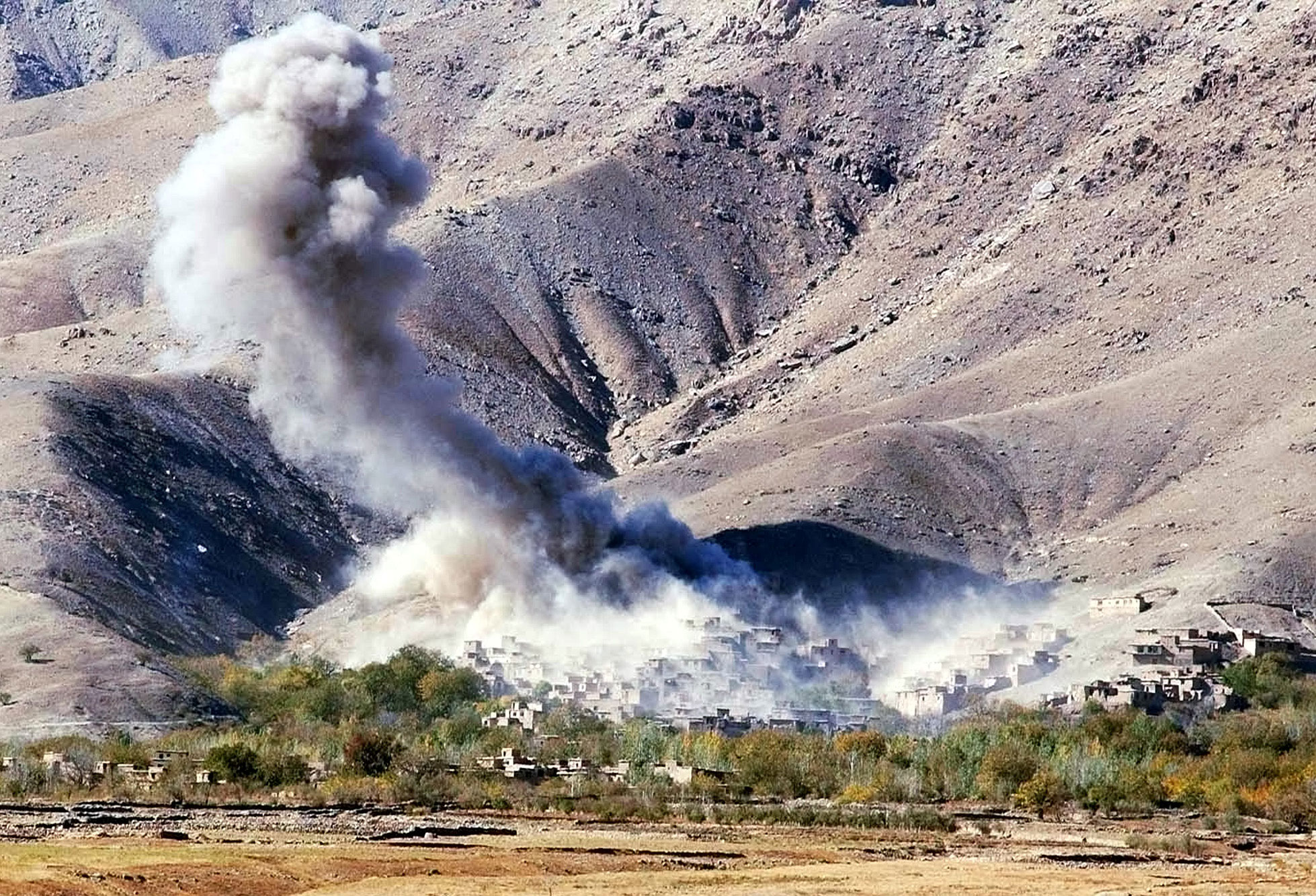 El humo se eleva desde el pueblo de Esferghich después de un ataque aéreo estadounidense.