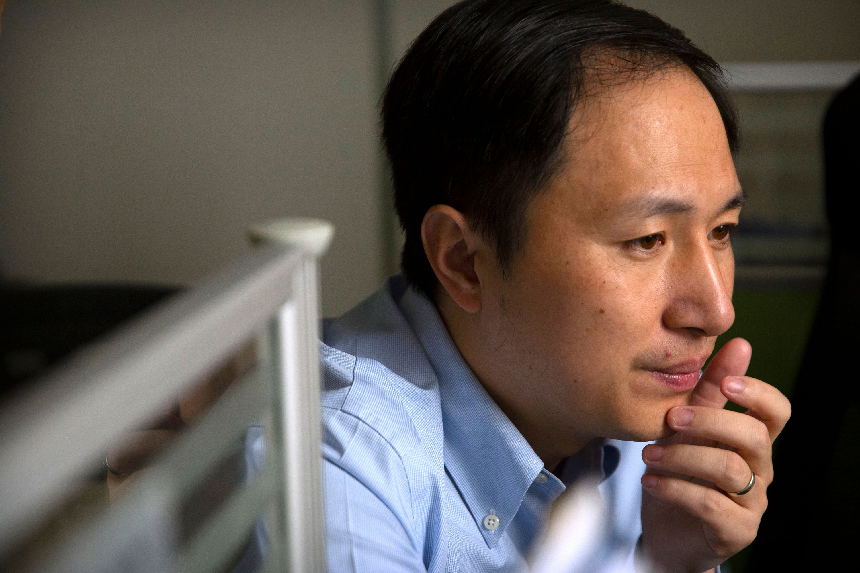 He Jiankui posa para las cámaras de The Associated Press en los días previos a la publicación de sus experimentos de edición de genes.