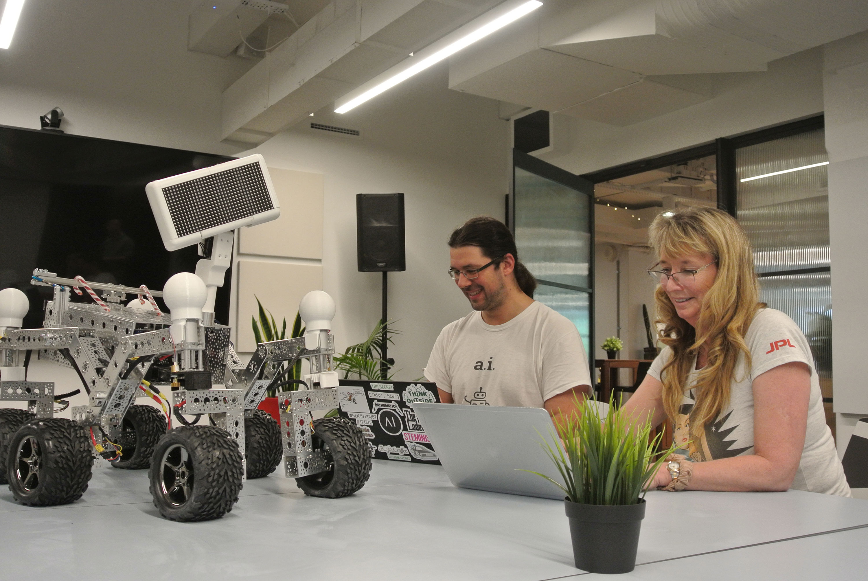 La fundadora de Akin, Liesl Yearsley (derecha) y su equipo trabajando en Henry the Helper en la NASA.