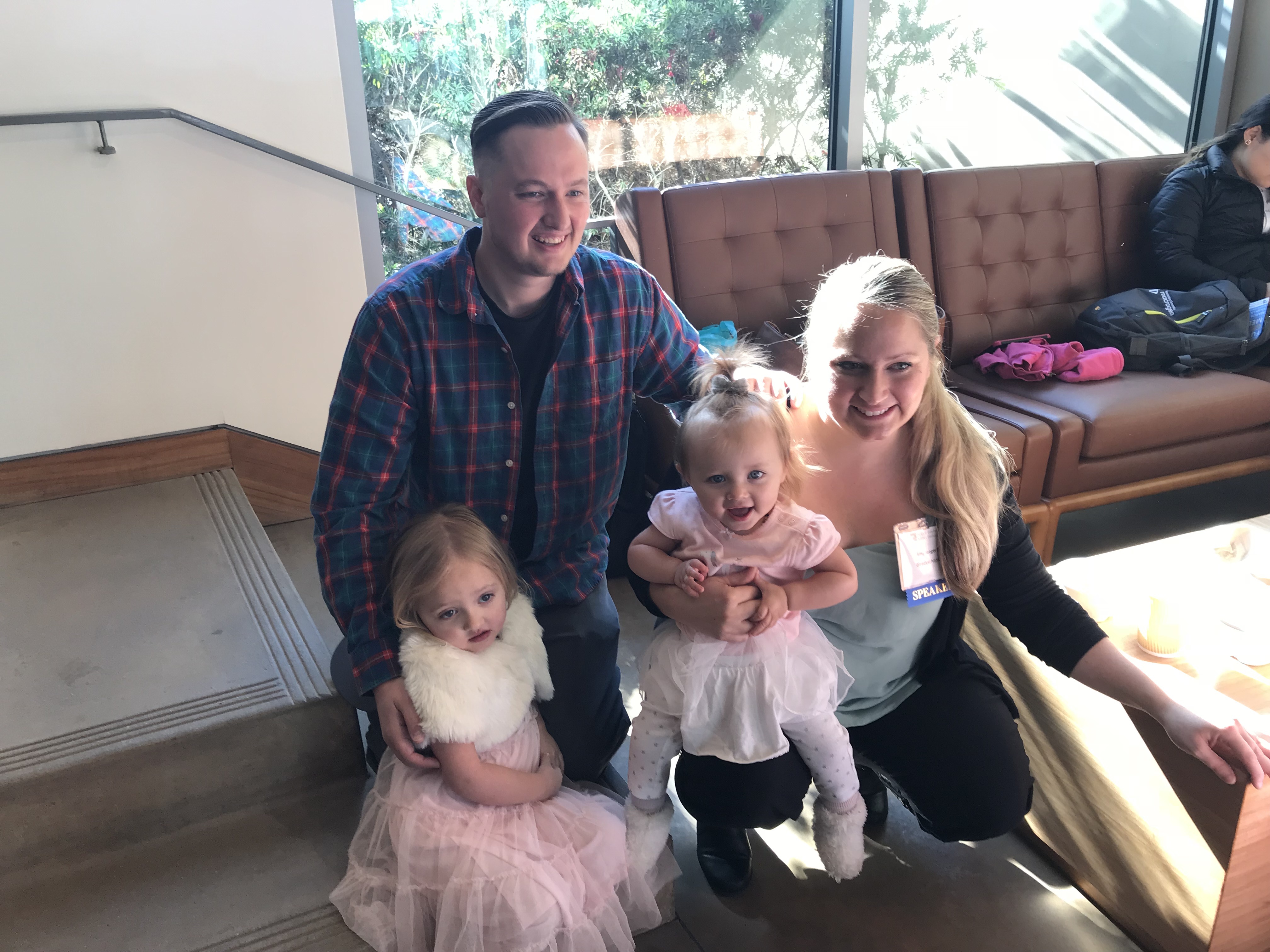 Robert Supple y Amy Jaeger con sus dos hijas, Sophie (izquierda) y Rylee (derecha). Supple y Jaeger matricularon a Rylee, ahora de 18 meses, en un estudio para secuenciar rápidamente su genoma cuando otras pruebas no revelaron la fuente de sus problemas de salud.