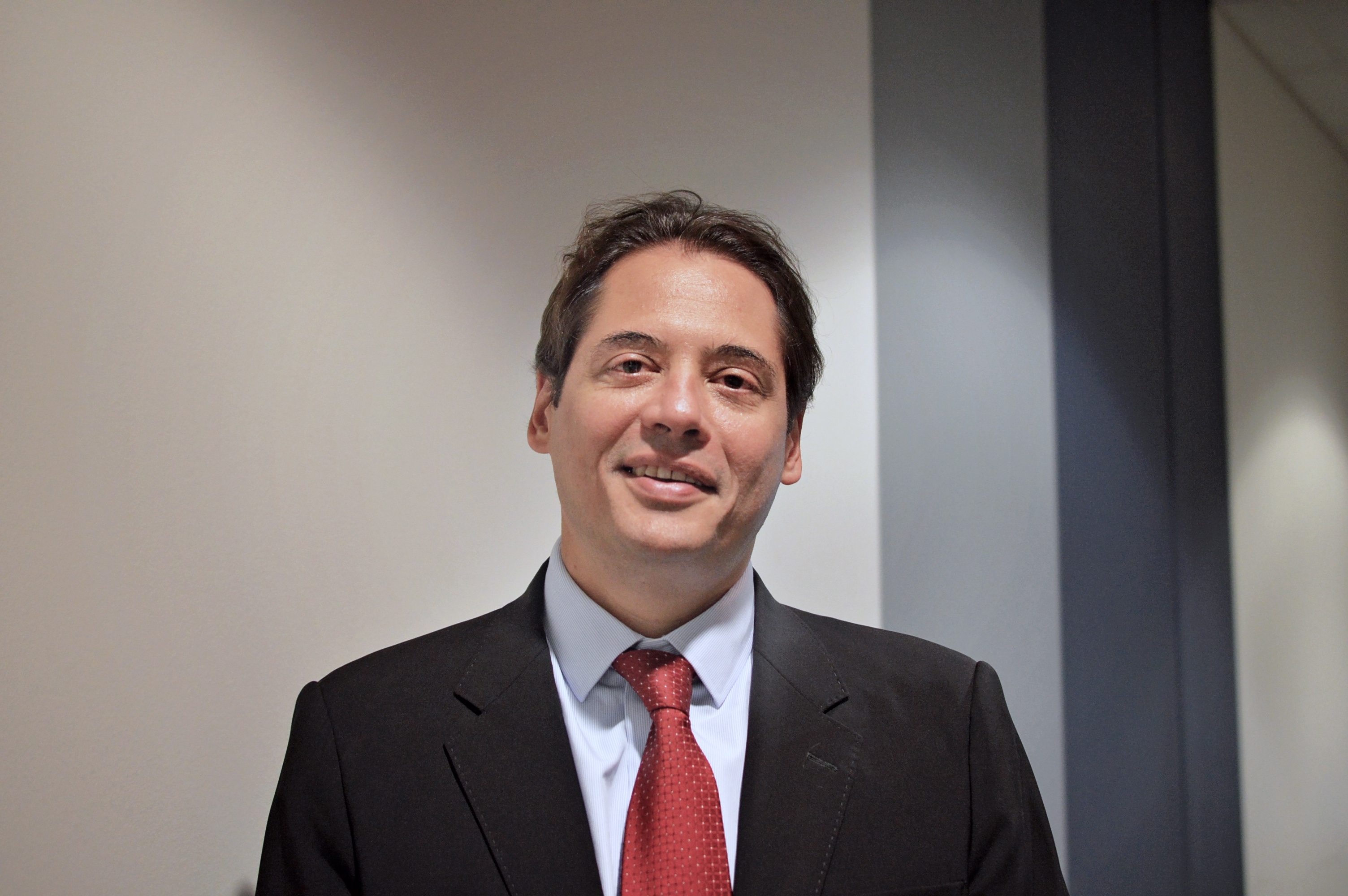 El médico de la FIV y científico en el banco Werner Neuhausser está explorando aplicaciones de edición de genes,