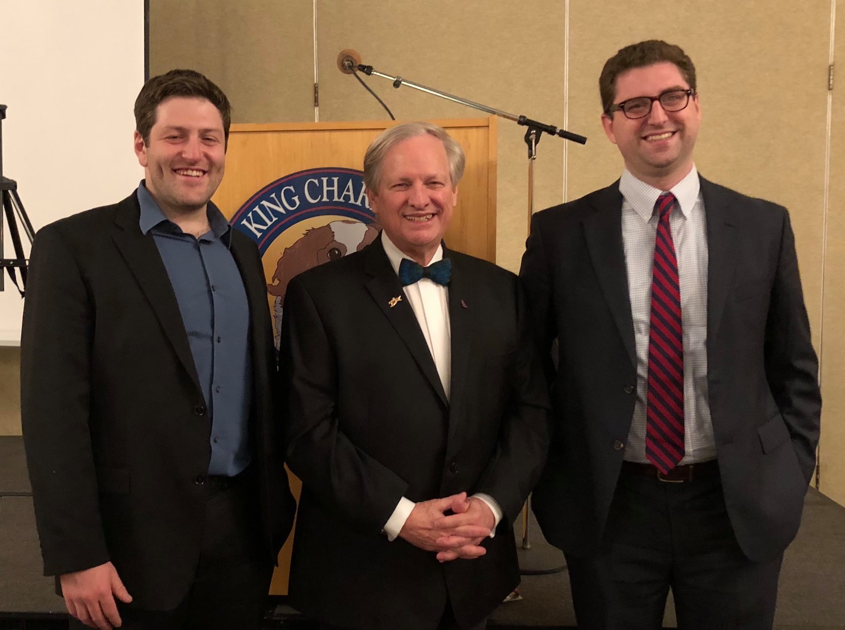 Noah Davidsohn (izquierda) y Daniel Oliver (derecha) -vistos aquí con el presentador de la exposición canina David Frei- han hecho un llamamiento a los propietarios de perros para que financien un estudio antienvejecimiento en las mascotas.