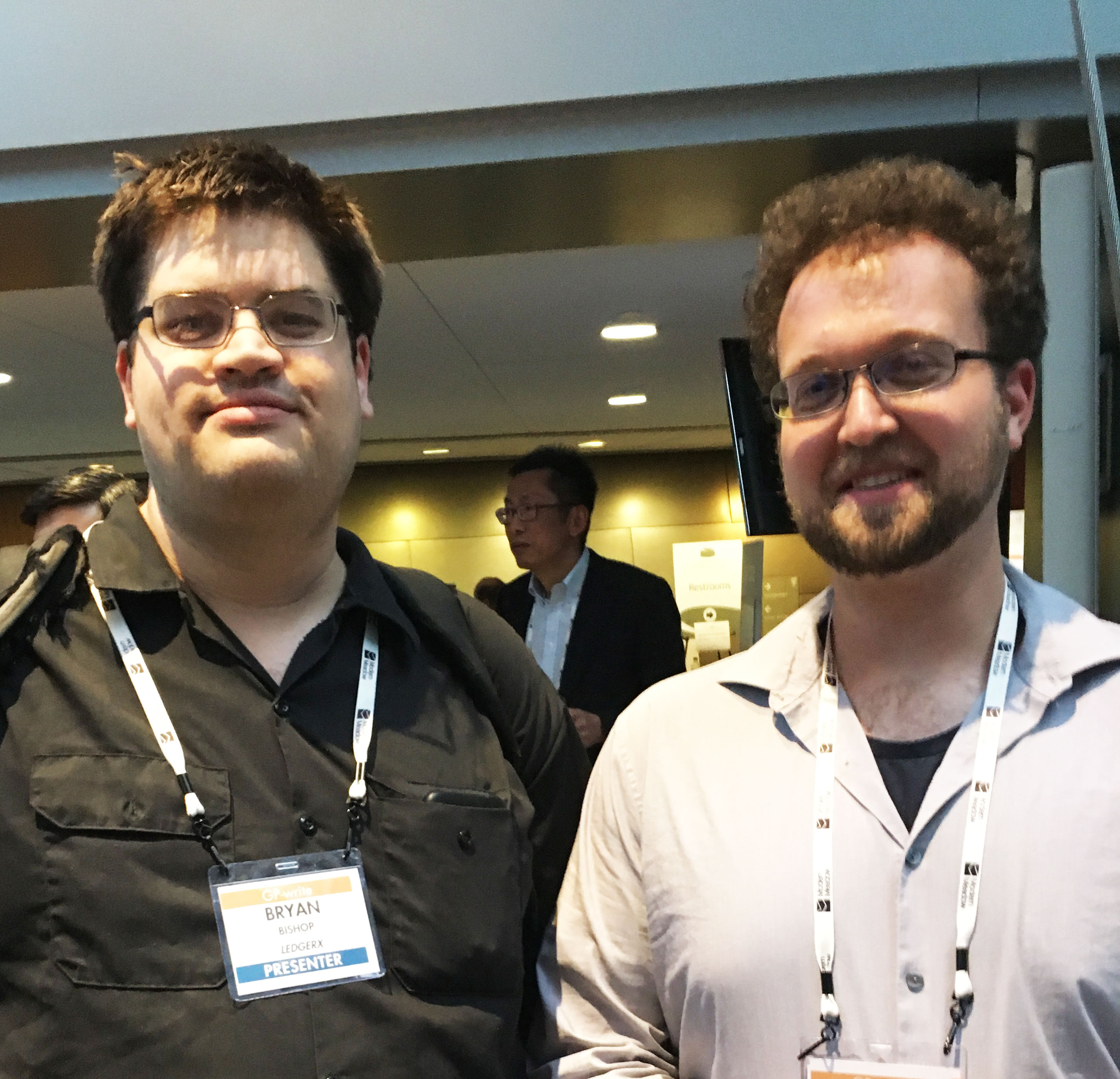 Los diseñadores de bebés entusiastas Bryan Bishop (izquierda) y Max Berry durante la conferencia de escritura del Proyecto Genoma.