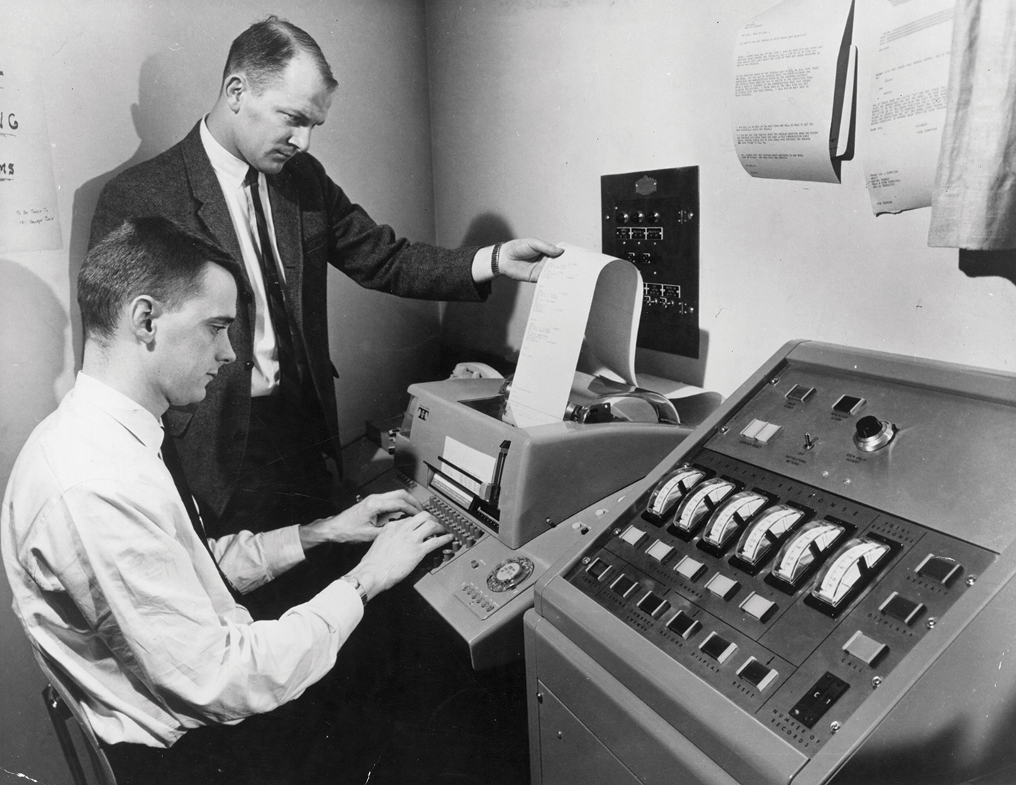 Los científicos de GE han estado estudiando y adaptando tecnología cambiante durante décadas. En esta foto del 18 de abril de 1968, un ingeniero de sistemas de GE sirve el enlace télex de un sistema de respuesta estudiantil en la Universidad de Syracuse. La computadora analizó las respuestas dadas por los estudiantes a preguntas de opción múltiple y las retransmitió al maestro.