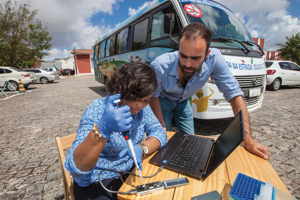 Jaqueline Goes de Jesus de la Fundación Oswaldo Cruz y Nuno Faria de la Universidad de Oxford utilizan el secuenciador de Minion en João Pessoa, Brasil, como parte de un estudio móvil sobre los orígenes del virus Zika.