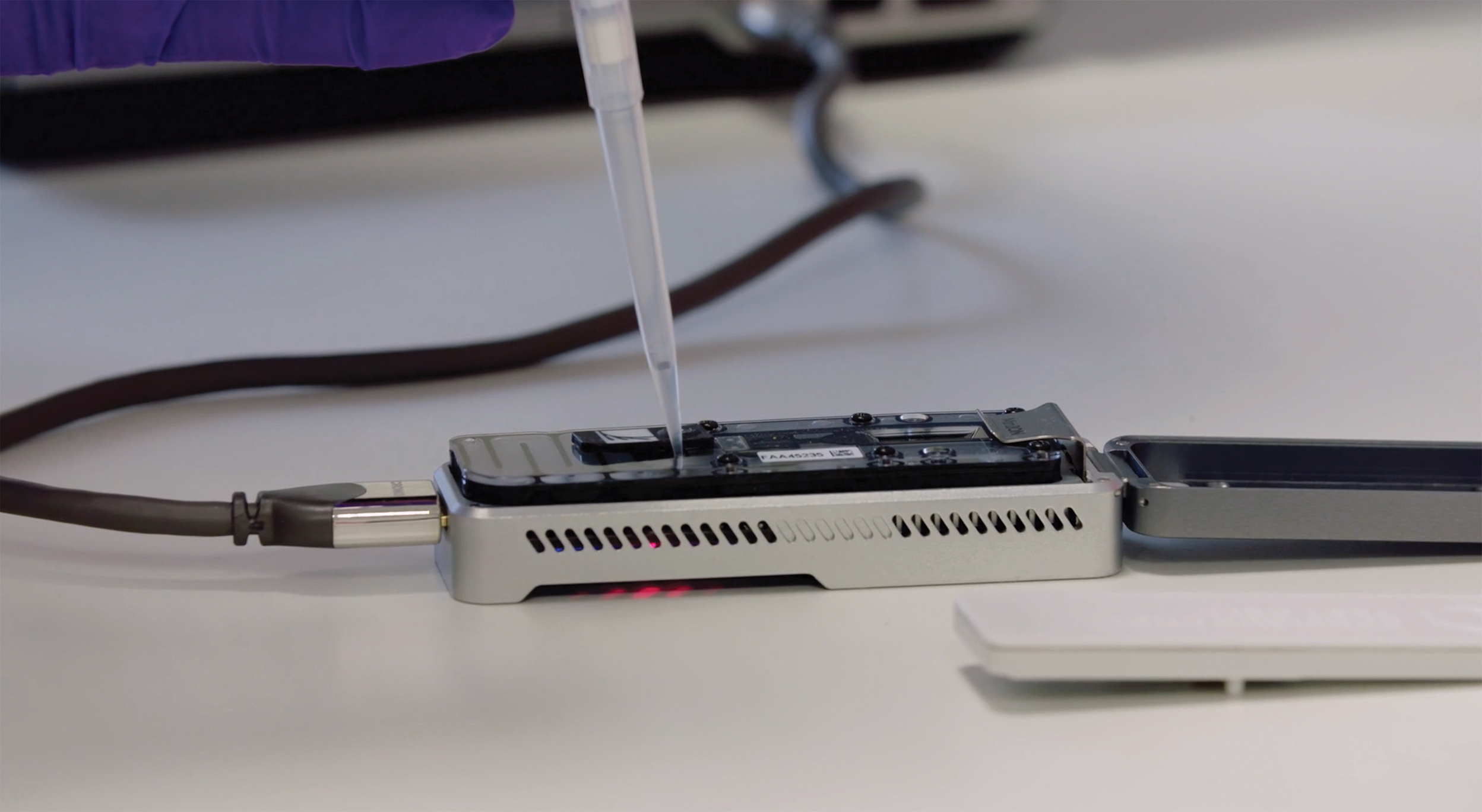 El secuenciador de ADN Minion pesa 100 gramos y es alimentado por un cable USB.