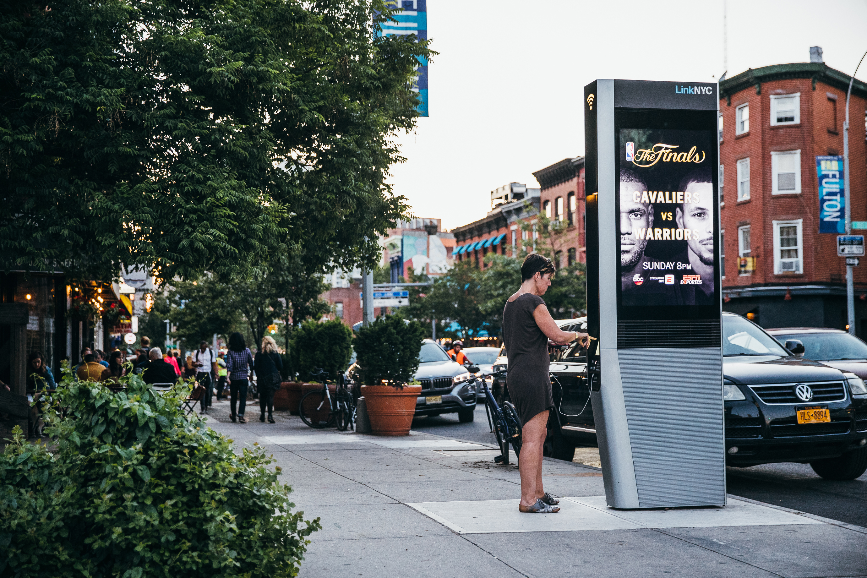 Un quiosco LinkNYC Wi-Fi en la calle. Intersection funciona más de 900 de éstos a través New York City.