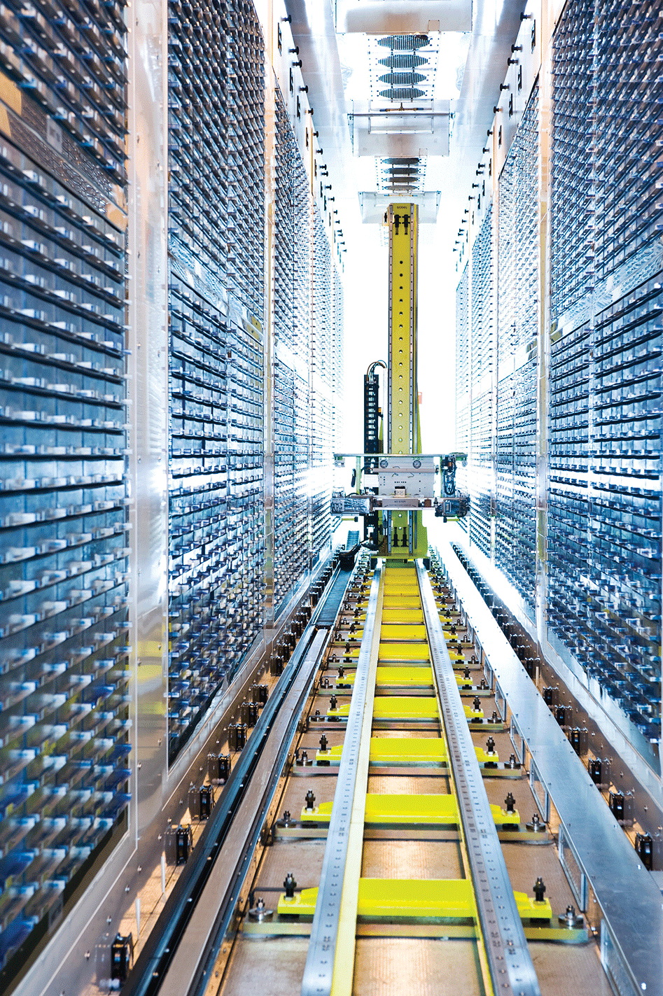 Los estudios genéticos son cada vez más potentes ya que involucran a más personas. Aquí, un robot en raíles busca entre muestras de ADN congeladas donadas por 500,000 voluntarios británicos como parte del Biobanco del Reino Unido.