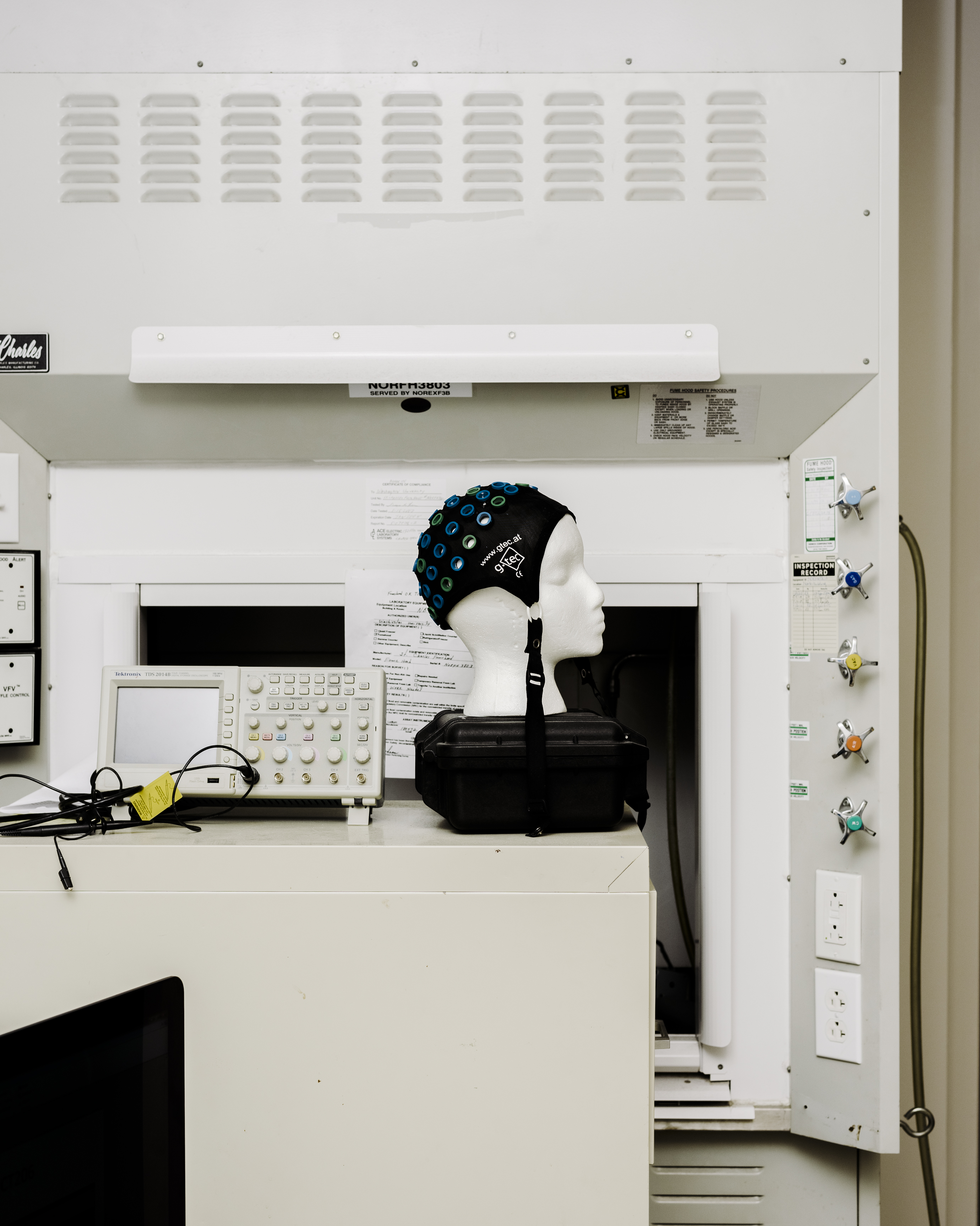 Una interfaz EEG cerebral no invasiva utiliza una serie de electrodos para ayudar a los pacientes con accidente cerebrovascular a recuperar la función en sus extremidades afectadas.