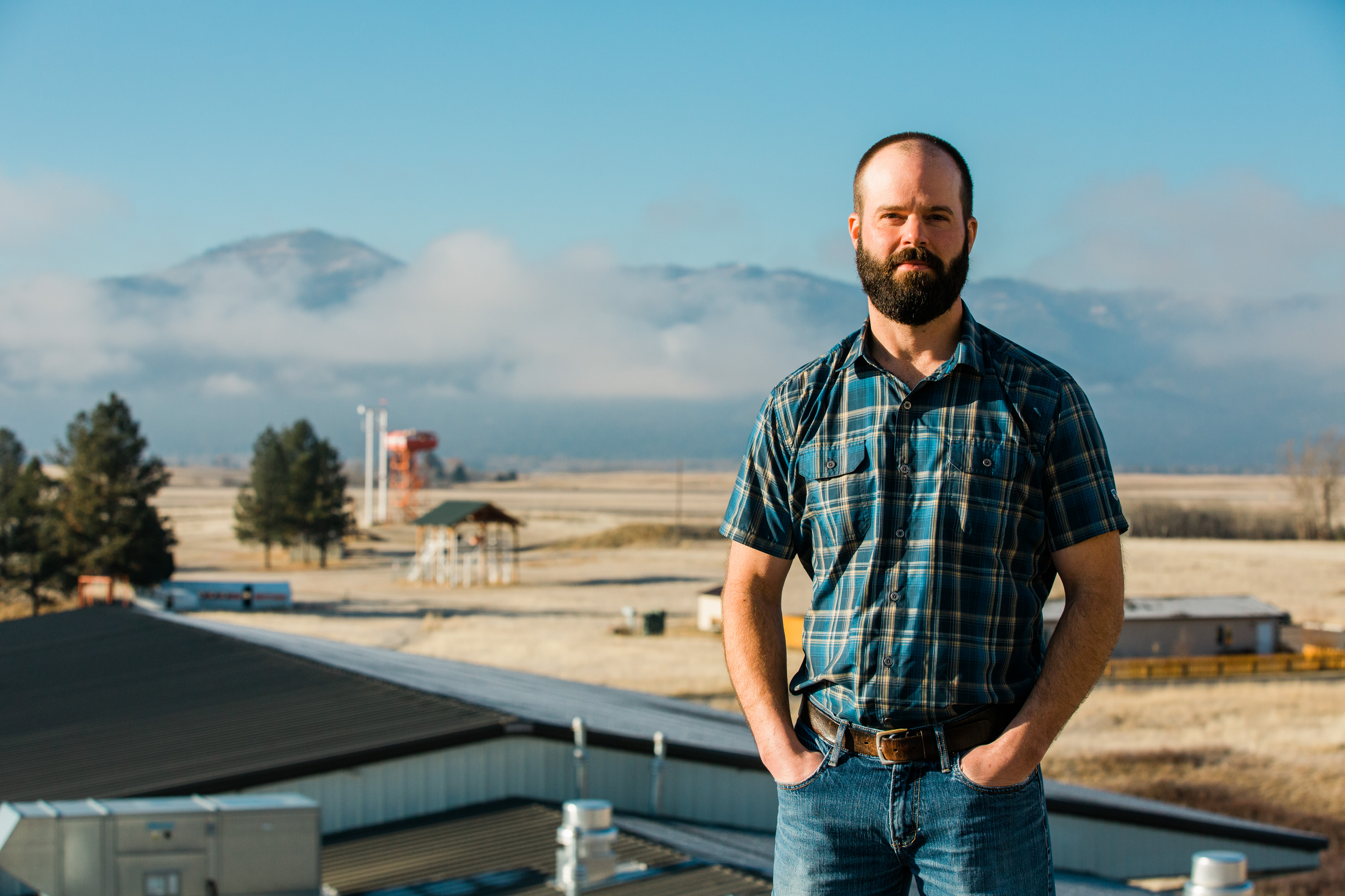 Jason Forthofer se encuentra en el techo del Laboratorio de Ciencias del Fuego de Missoula.