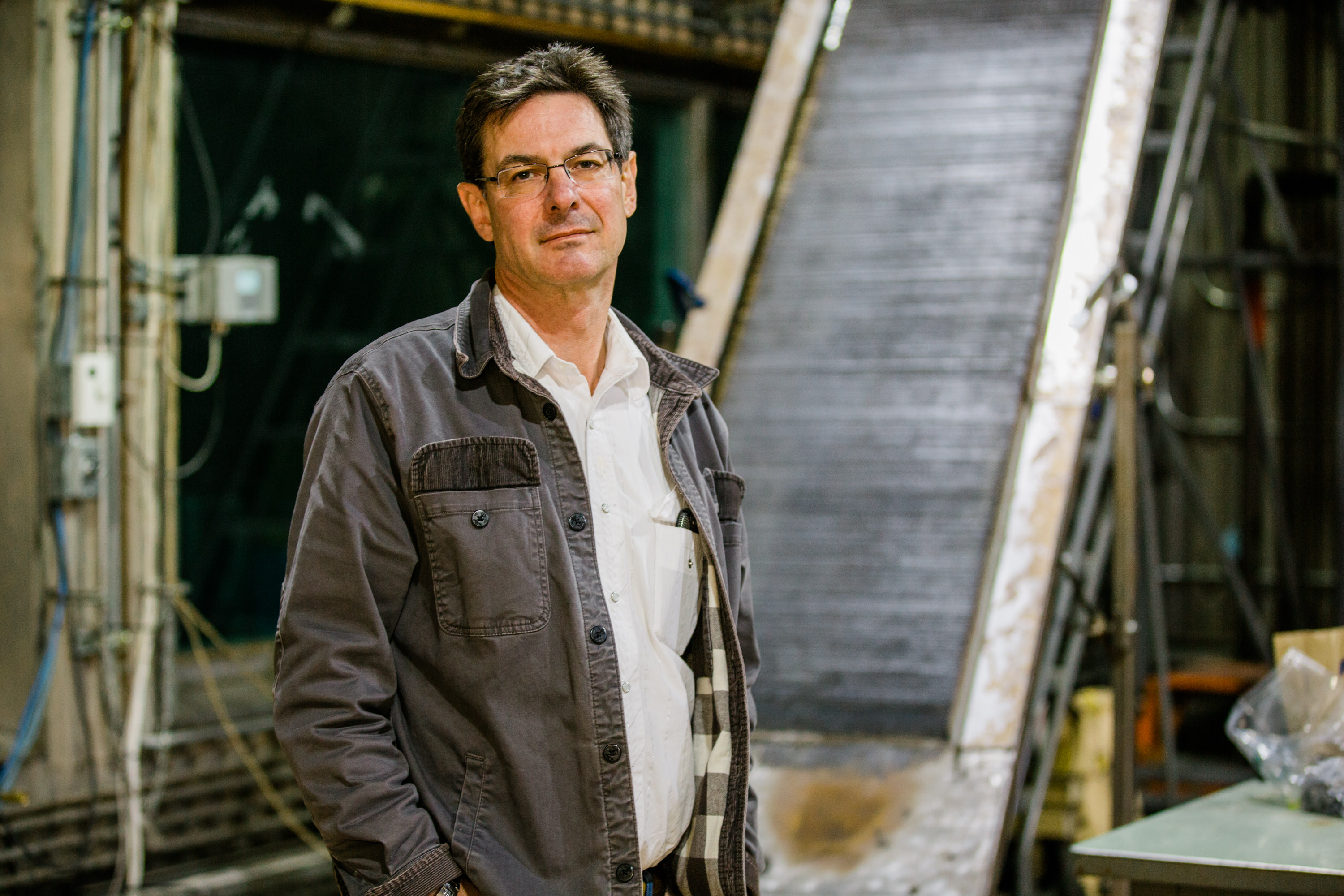 Mark Finney se para frente a "Little Bertha", un equipo que permite a los científicos probar cómo se mueve el fuego cuesta arriba.