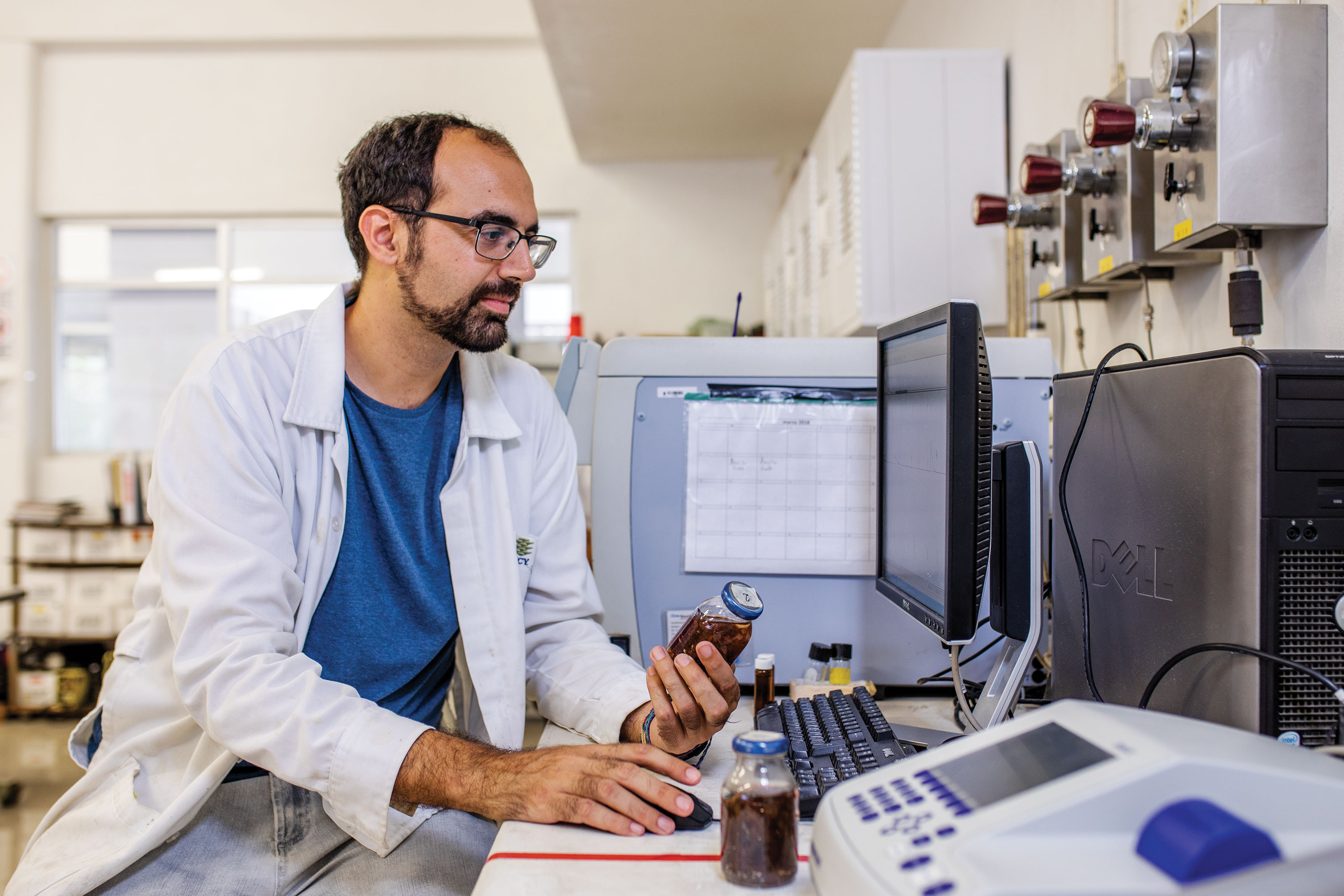 David Valero, investigador de doctorado en el Centro de Investigación Científica de Yucatán, está trabajando en un proceso para convertir las algas marinas en biogás que puede usarse para generar electricidad.