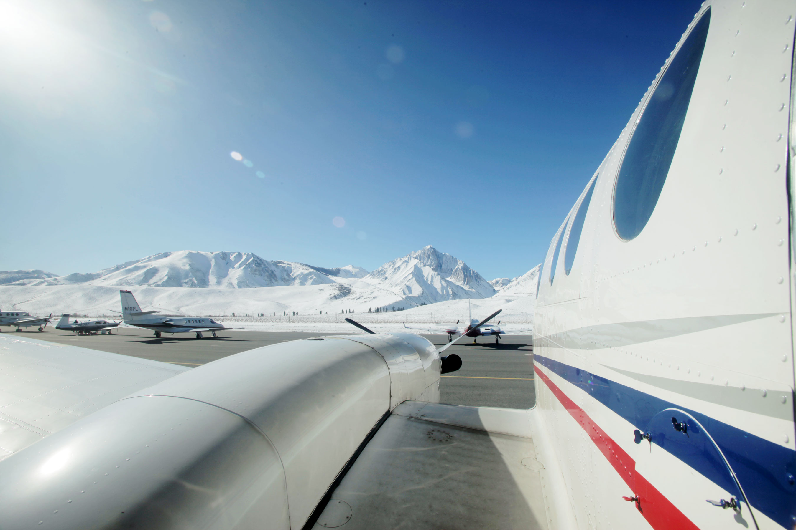 Observatorio Aerotransportado de la NASA, un Beechcraft King Air 90, en el Mammoth Yosemite Airport.