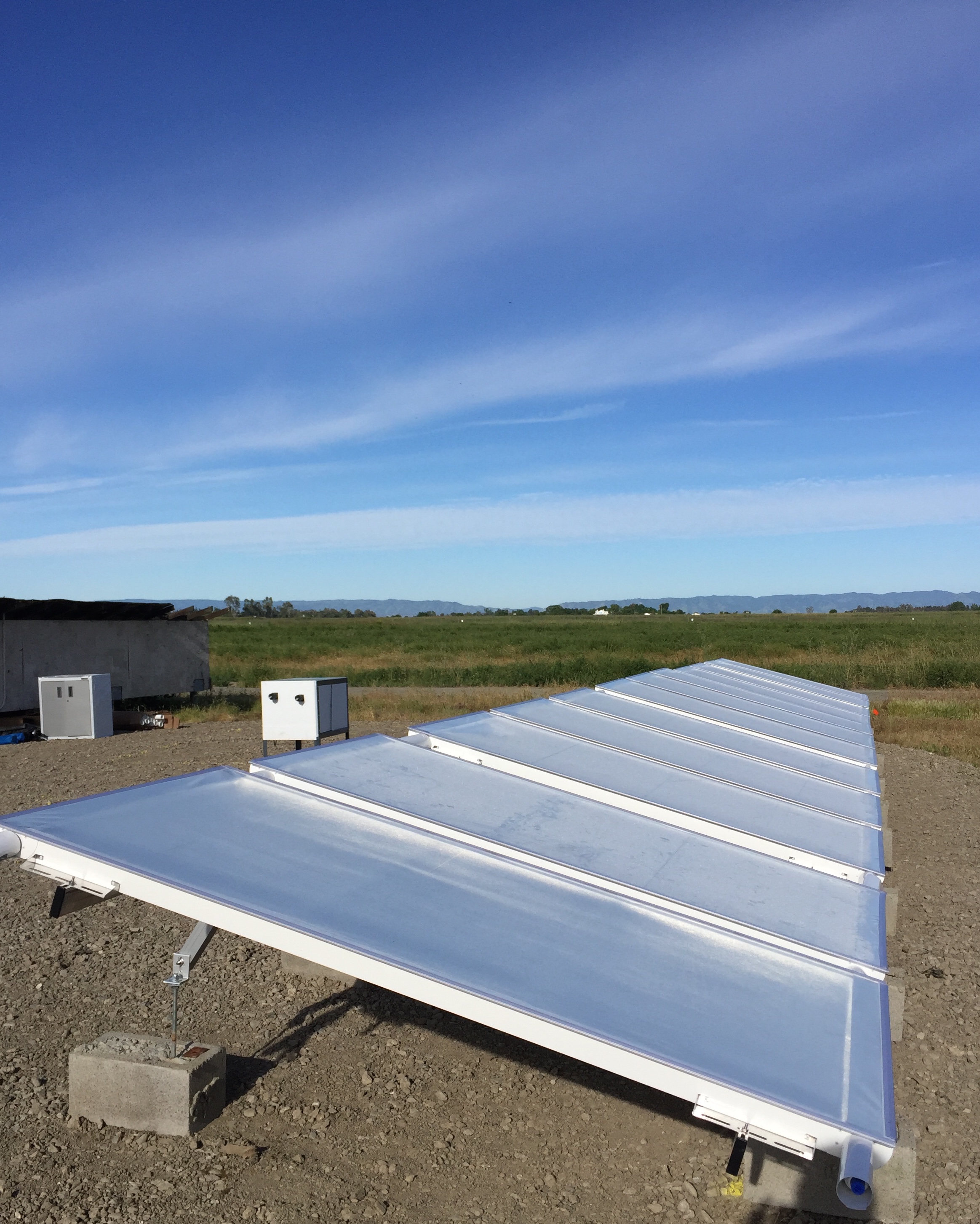 Los paneles de refrigeración radiativa pasiva de SkyCool están siendo evaluados en un ensayo de campo en Davis, California.