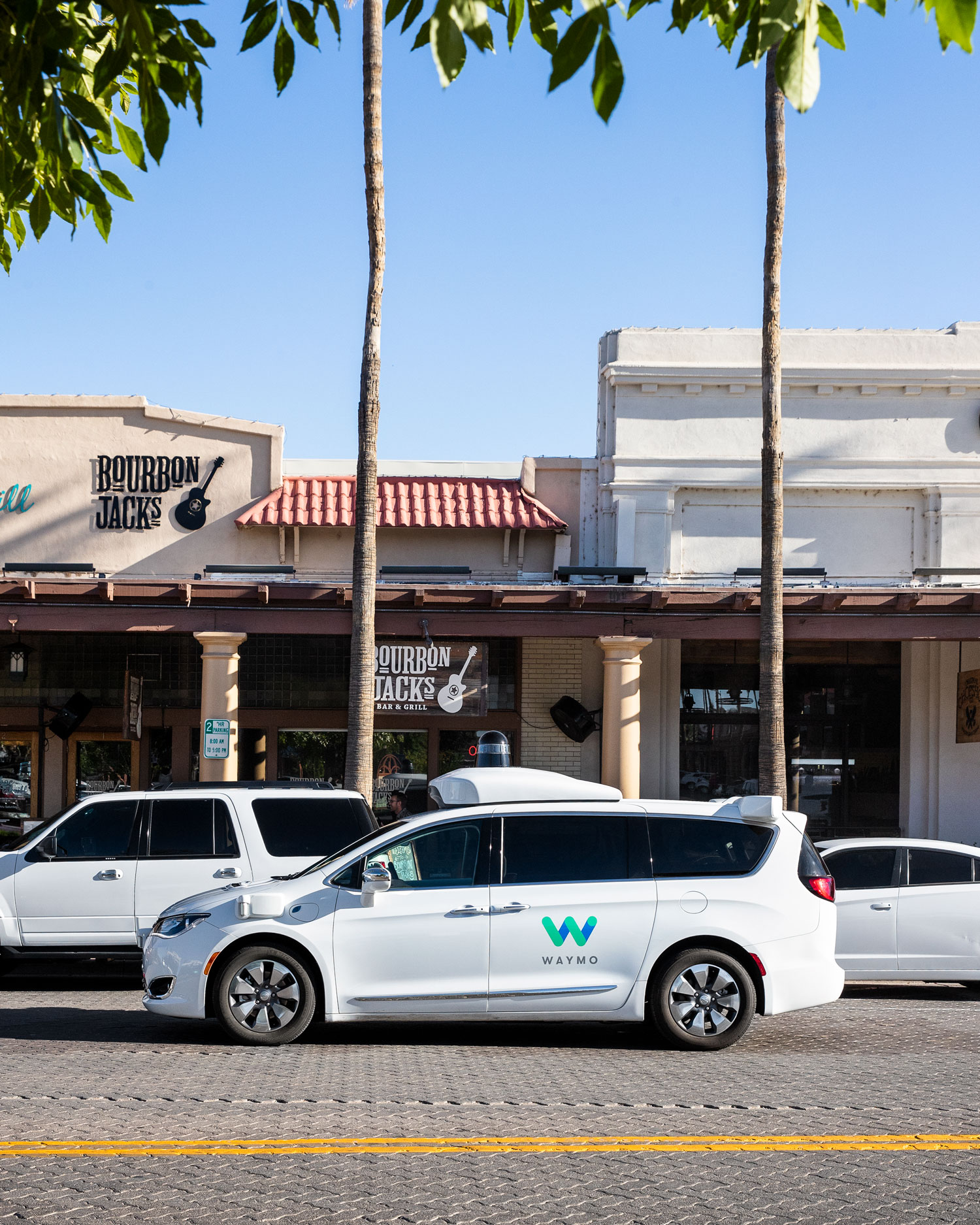 Un auto de Waymo en la naturaleza: un híbrido Chrysler Pacifica.