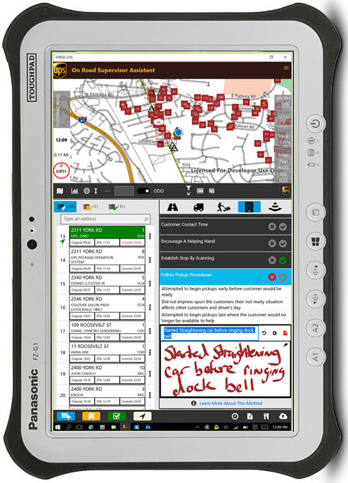 UPS también le está dando a los supervisores tabletas que tienen un software de mapeo y enrutamiento y listas de verificación digitales para evaluar el servicio, la seguridad y el desempeño del conductor. La compañía planea analizar los datos para mejorar el servicio al cliente.