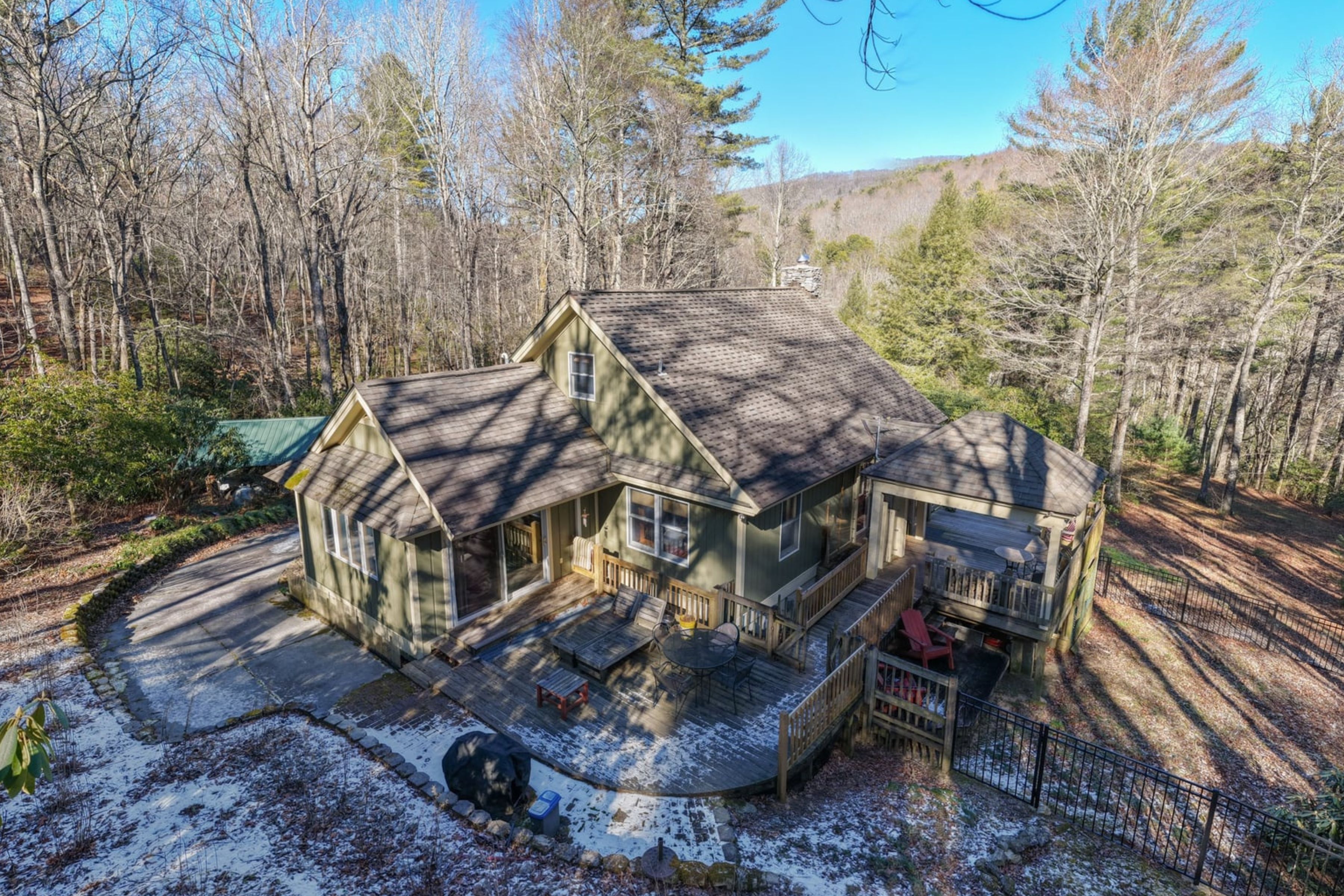 Mountain cottage acreage