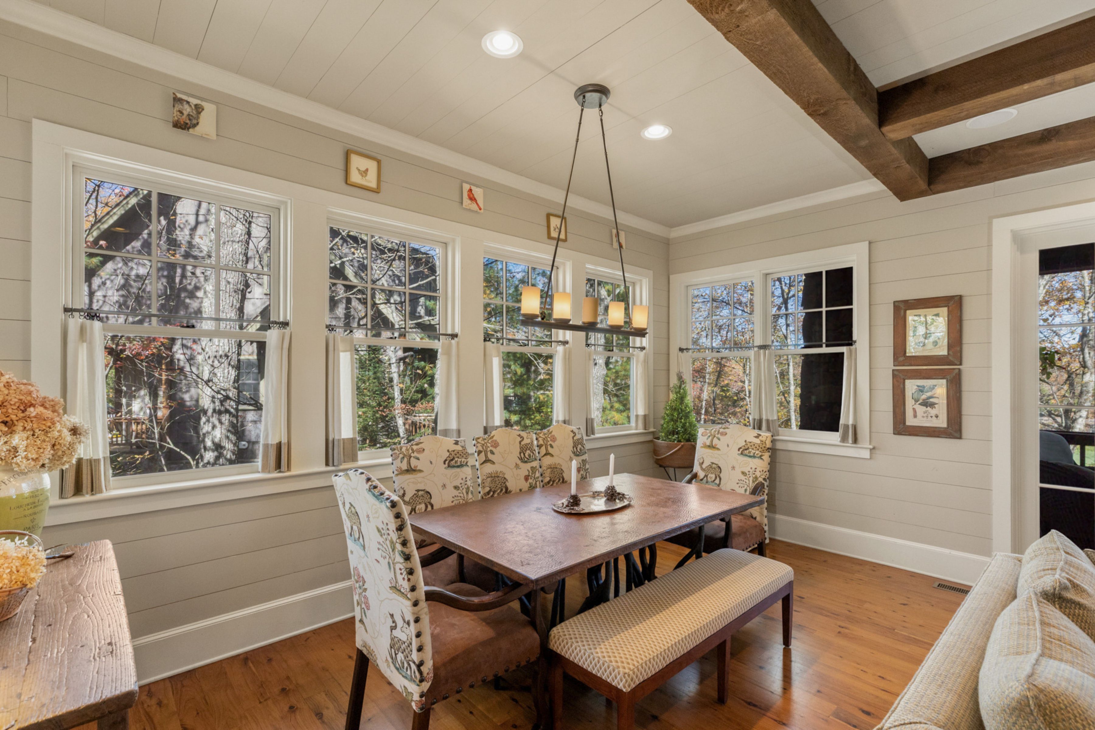 8 Mount Mitchell Court dining area