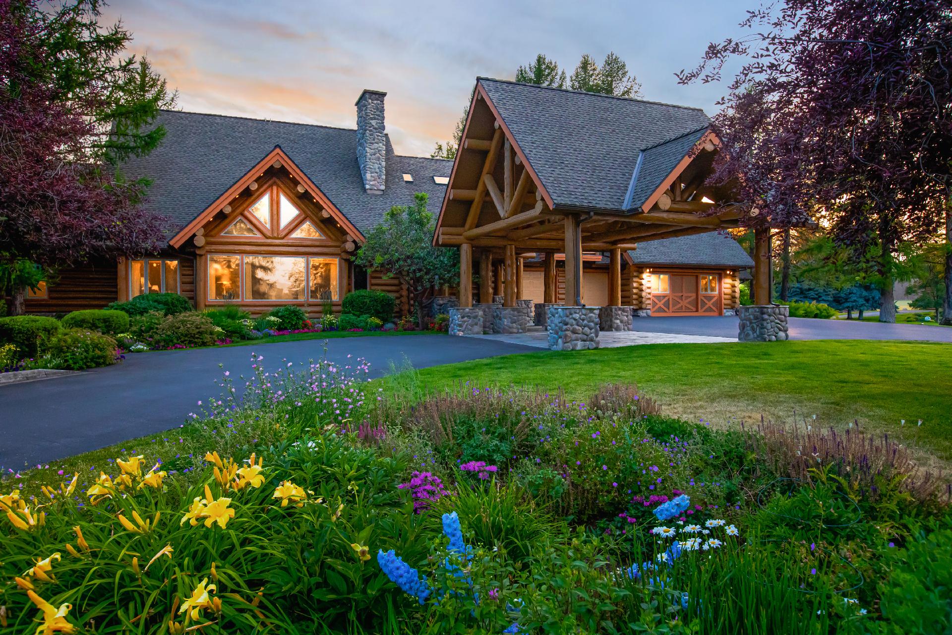REAL ESTATE ROUNDUP: GRAND ENTRANCES