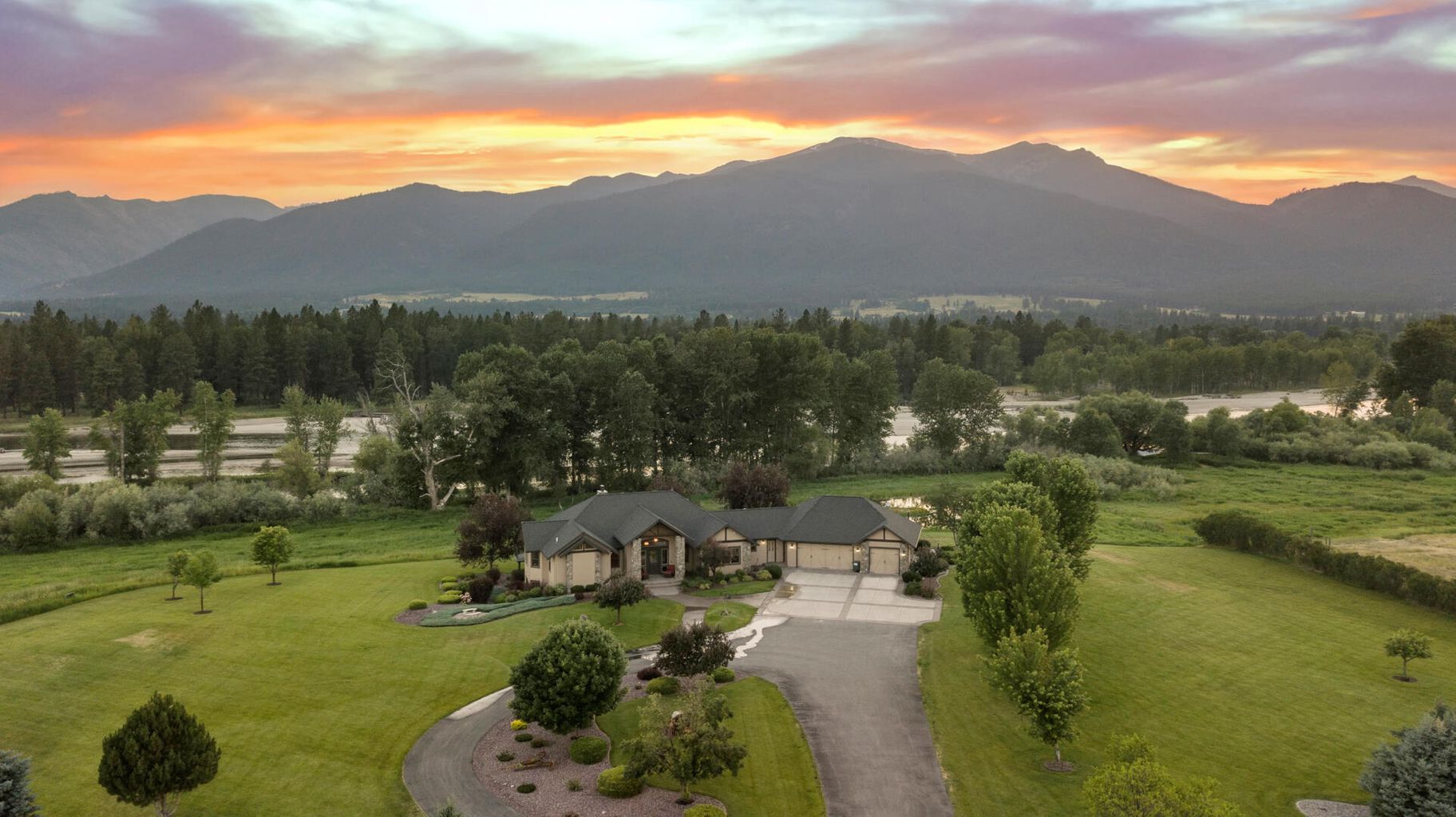 REAL ESTATE ROUNDUP: LUXURY LIVING