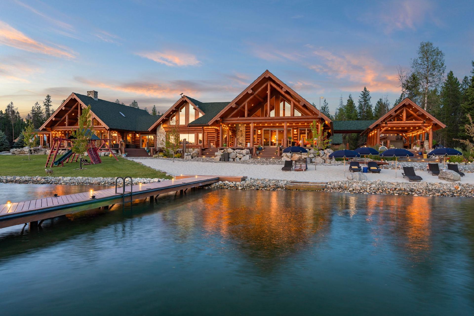 REAL ESTATE ROUNDUP: OUTDOOR ENTERTAINING