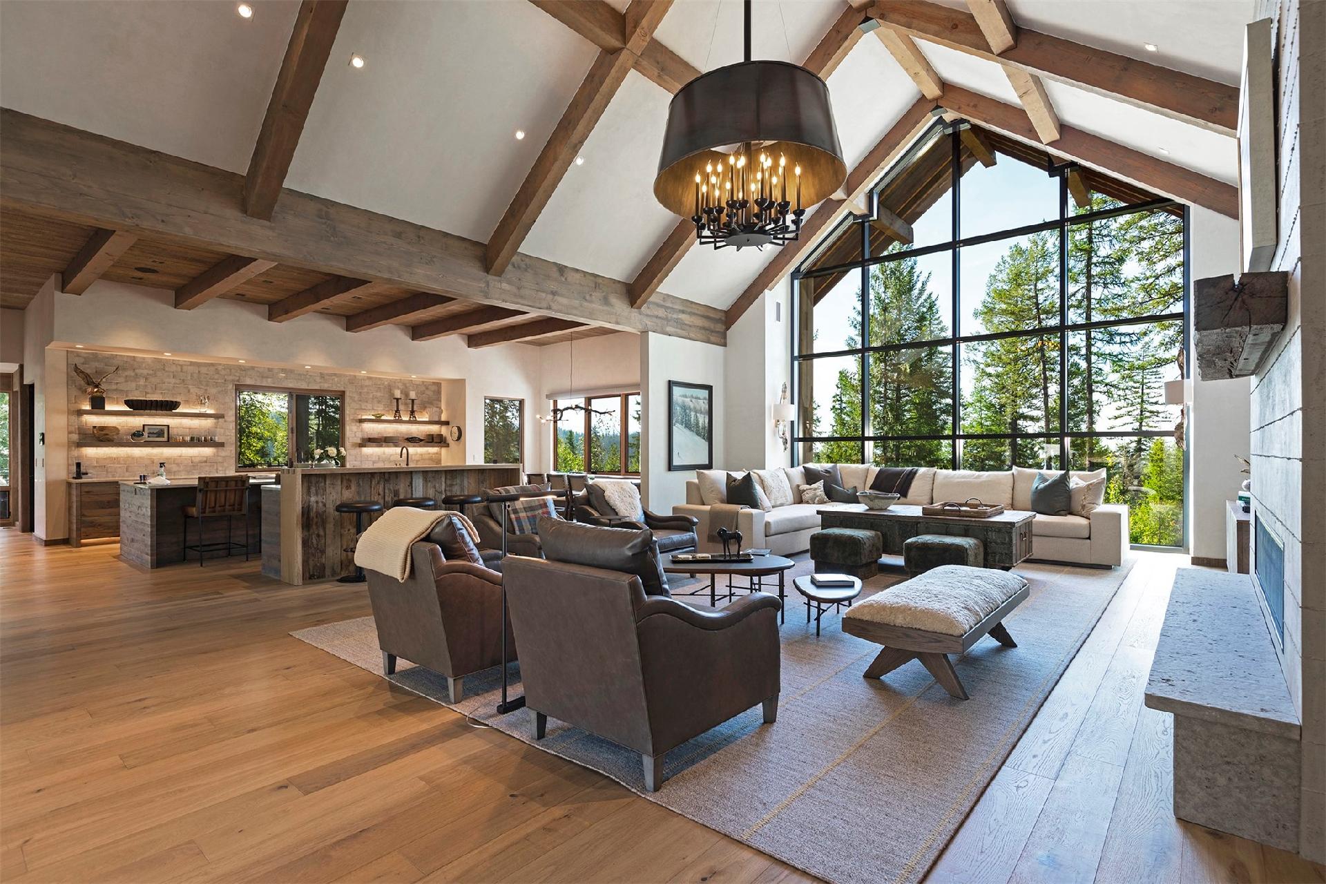 REAL ESTATE ROUNDUP: WESTERN LUXURY LIVING